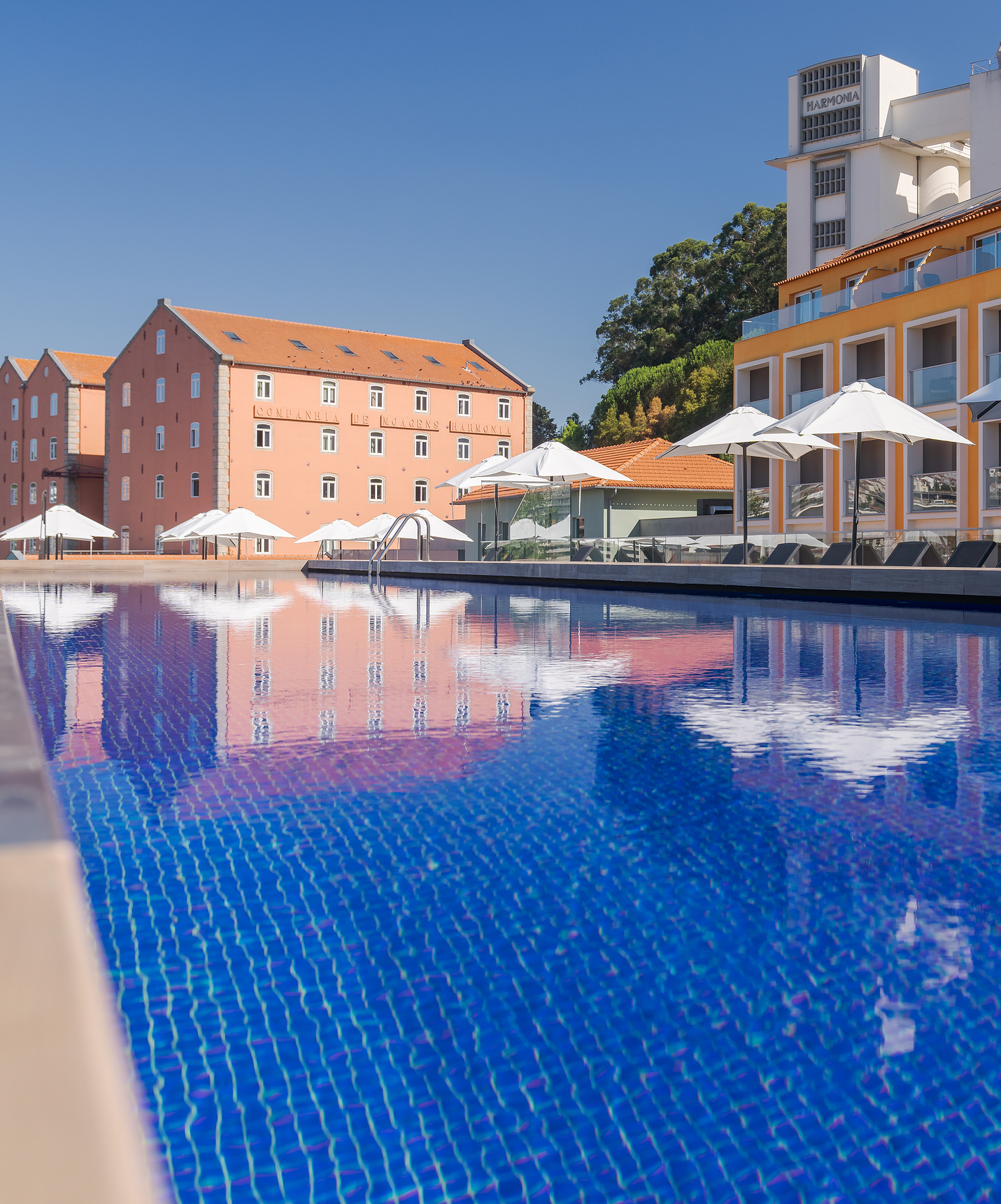 Das Pestana Douro, ein Hotel mit Pool am Douro, hat einen Außenpool mit Liegen und Sonnenschirm