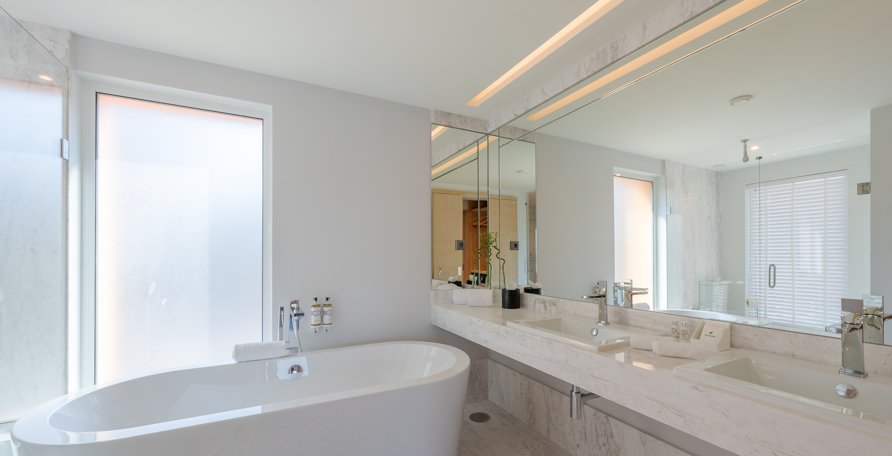 Die Suite Douro im Pestana Douro Riverside hat ein Bad mit Badewanne, Waschbecken und Spiegel