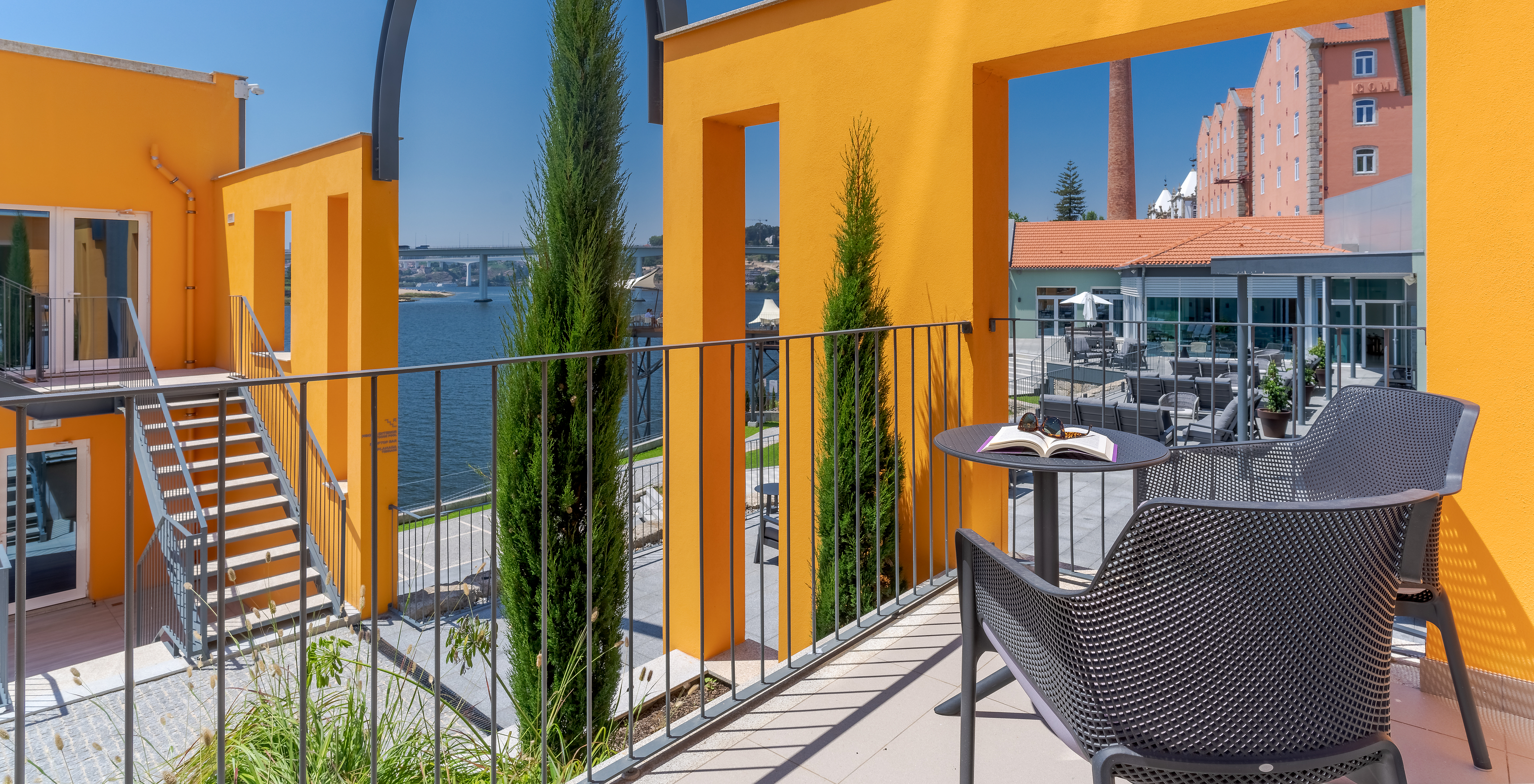 Das River View Zimmer im Pestana Douro Riverside hat einen Balkon mit Tisch und Stühlen