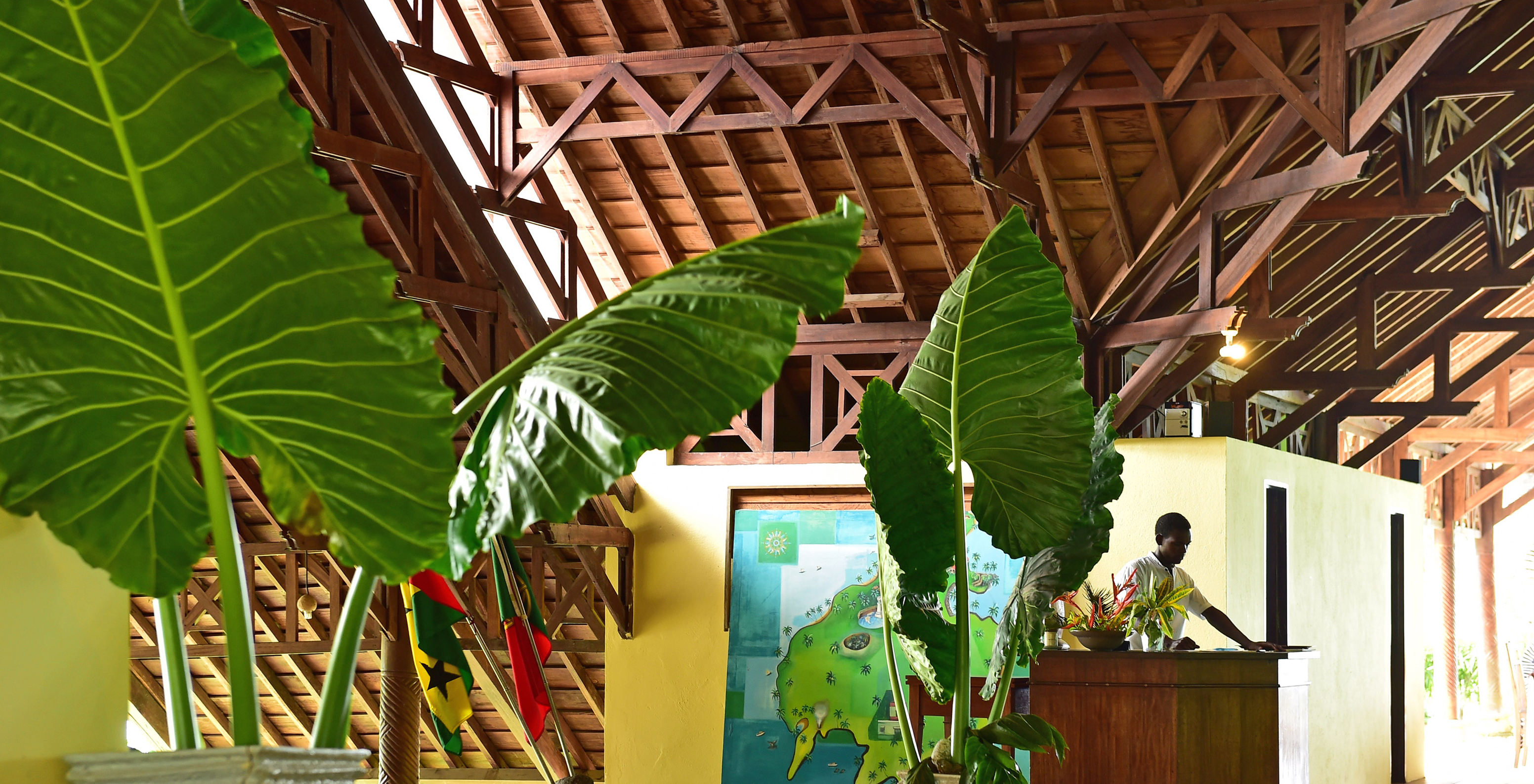 Lobby des Hotels für Urlaub mit Pool und Spa am Strand mit Alocasia-Pflanzen und Personal bereit für die Gäste