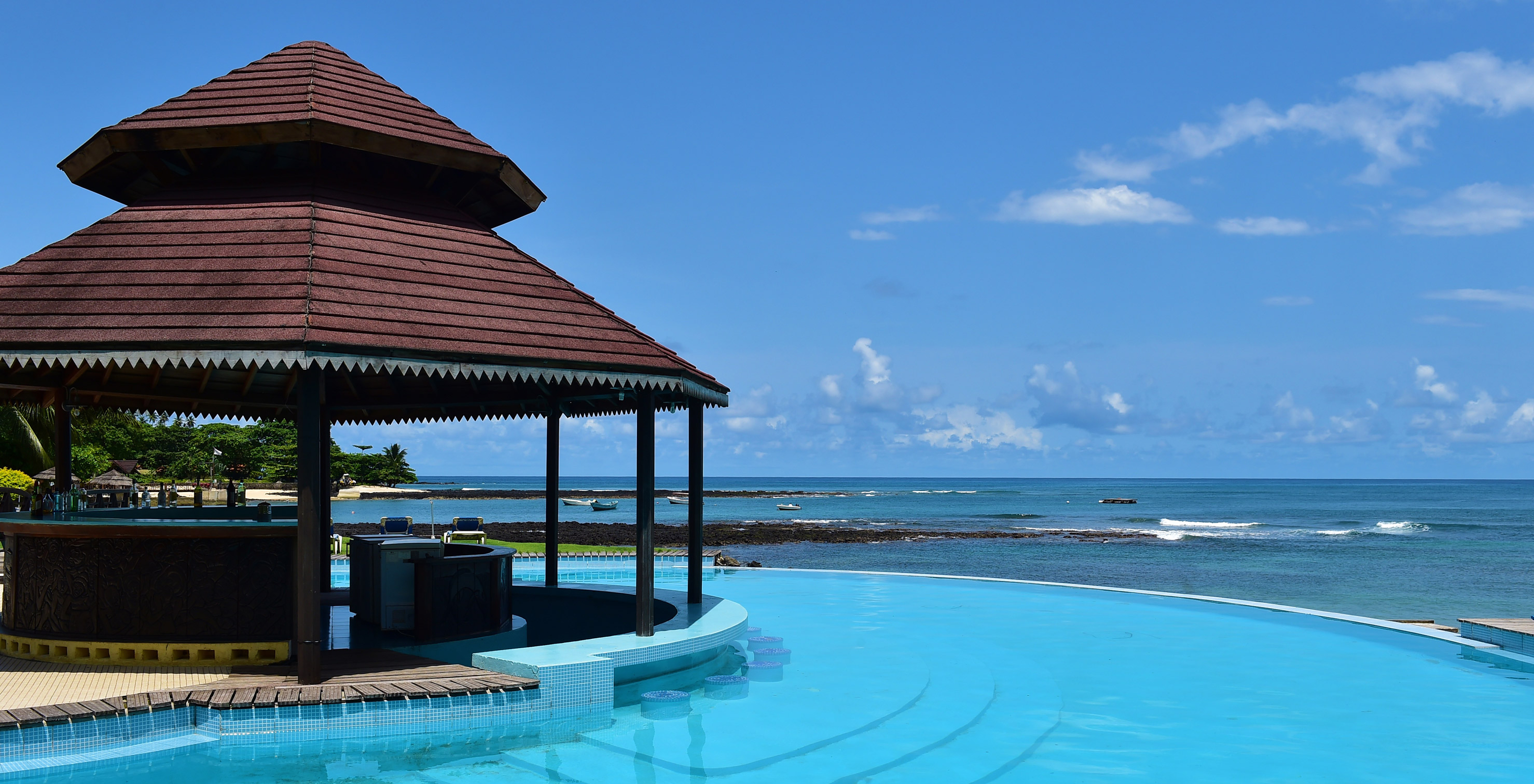 Außenpool des Pestana Equador Ilheu das Rolas mit einer Poolbar und Blick auf das Meer