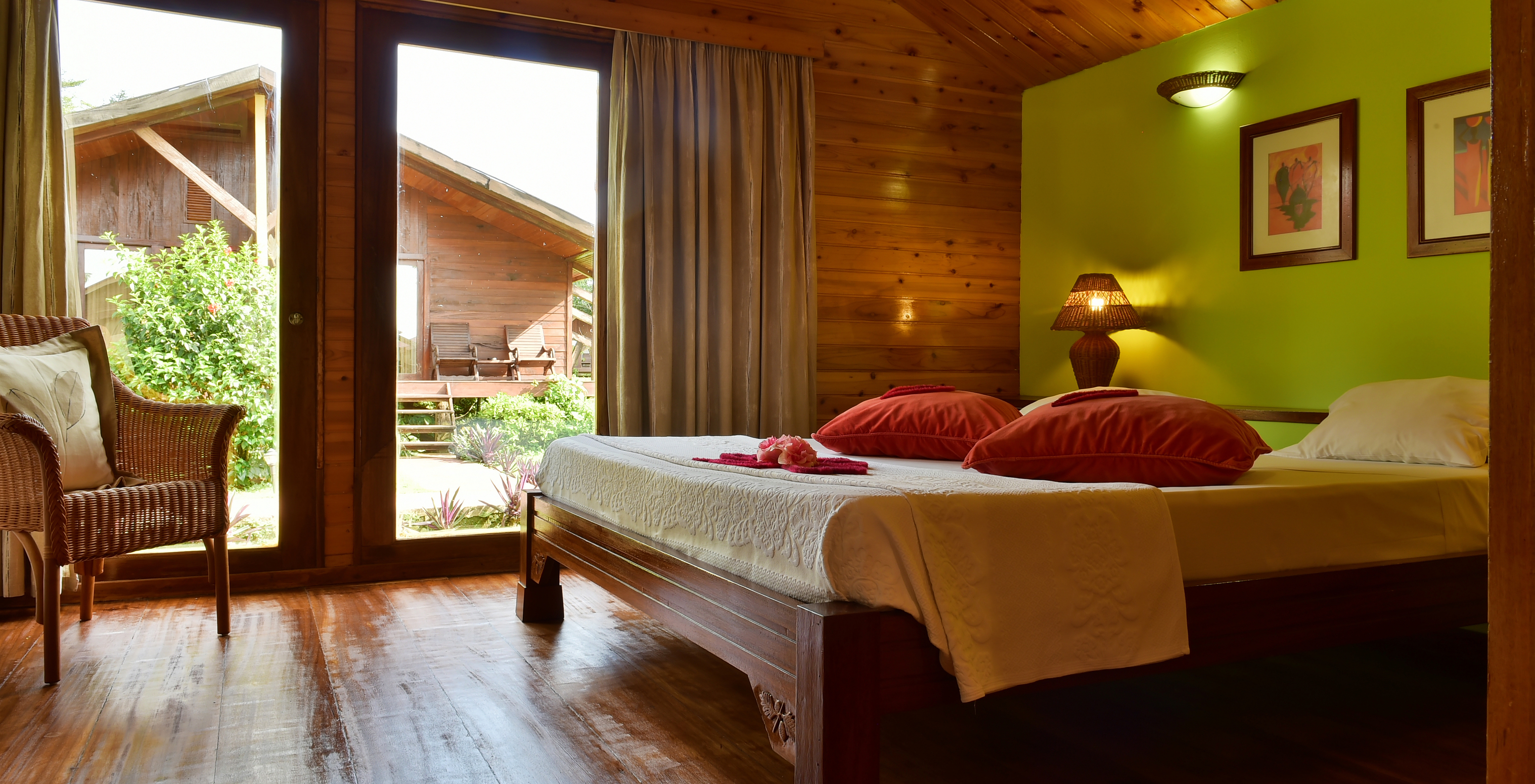 Die Standard Suite im Pestana Equador hat Doppelbett, Stuhl und Fenster mit Gartenblick