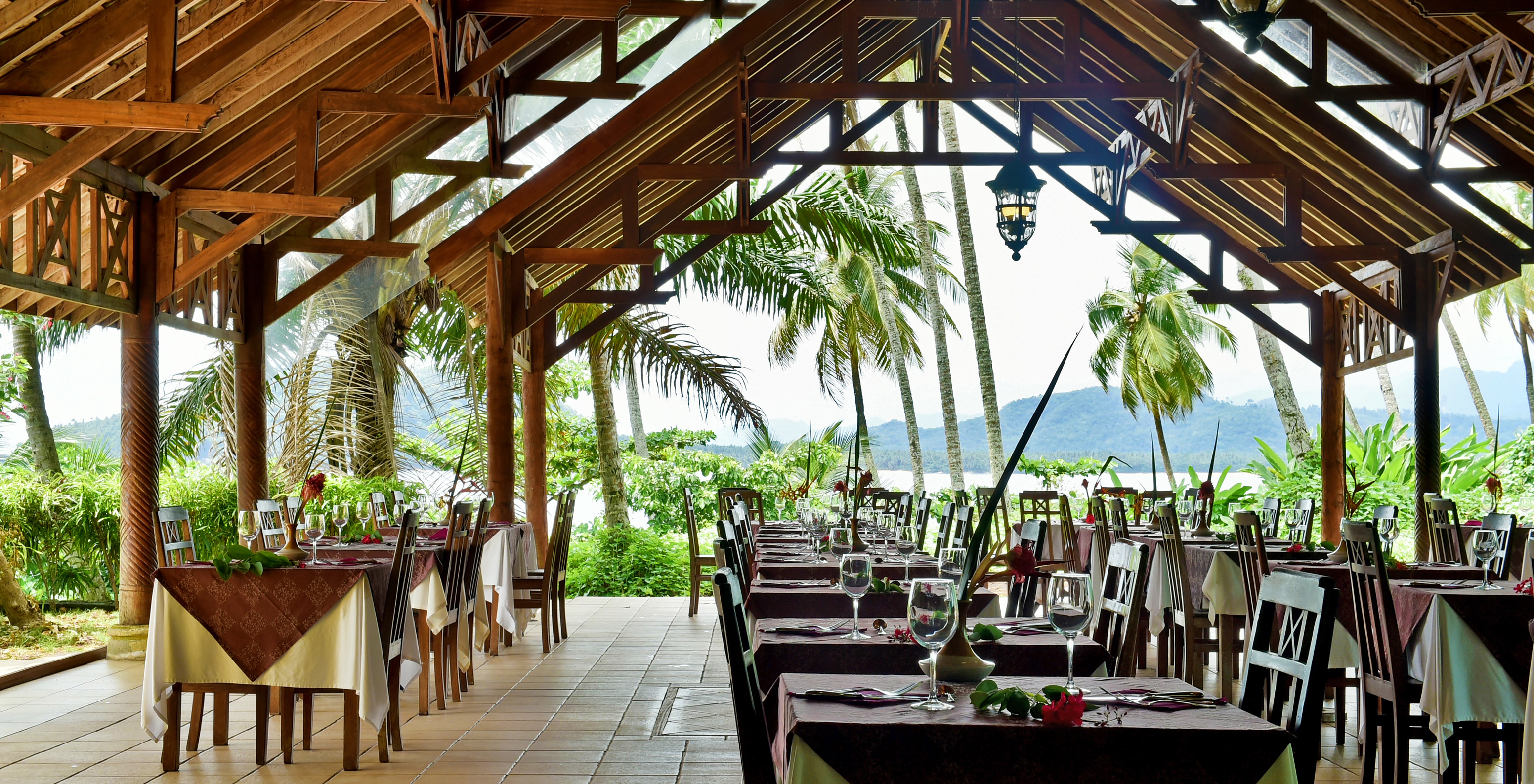 Das Restaurant 7 Pedras, im Hotel im Ilhéu das Rolas, São Tomé, ist im Freien mit einem Holzdach und Meerblick