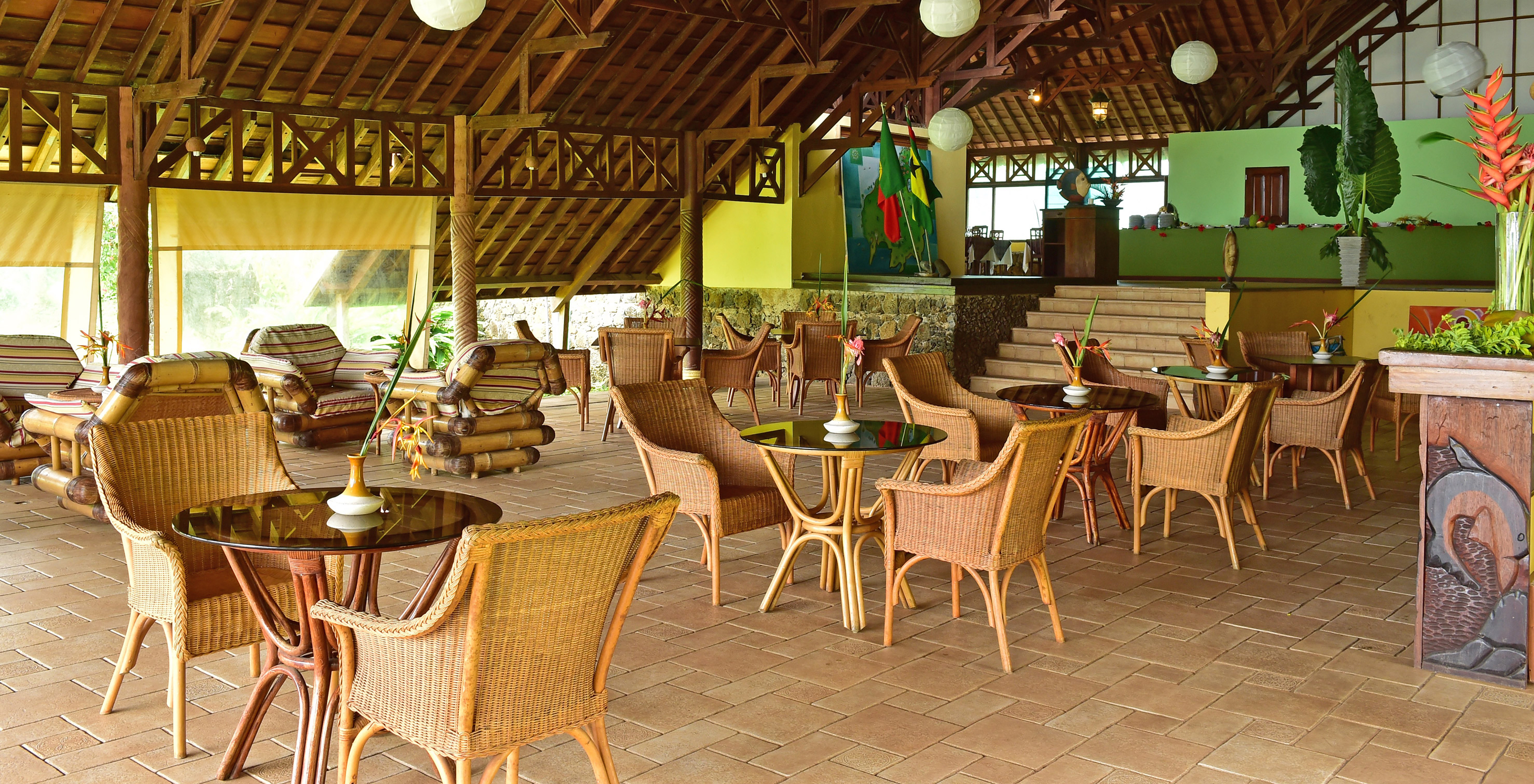 Das Restaurant Golfinho, im Hotel im Ilhéu das Rolas, São Tomé, hat ein Freiluftrestaurant mit Rattan-Tischen und -Stühlen