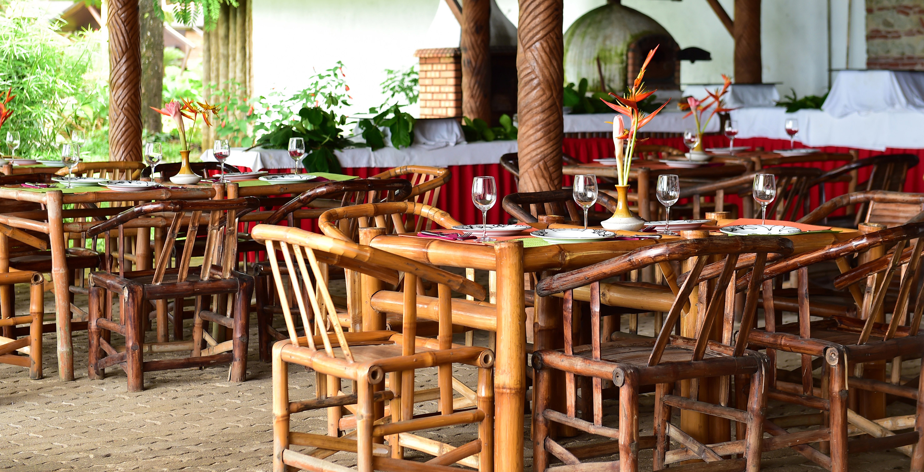 Die Bar Tartaruga, im Hotel im Ilhéu das Rolas, São Tomé, hat Tische und Stühle aus Bambus und Holzsäulen