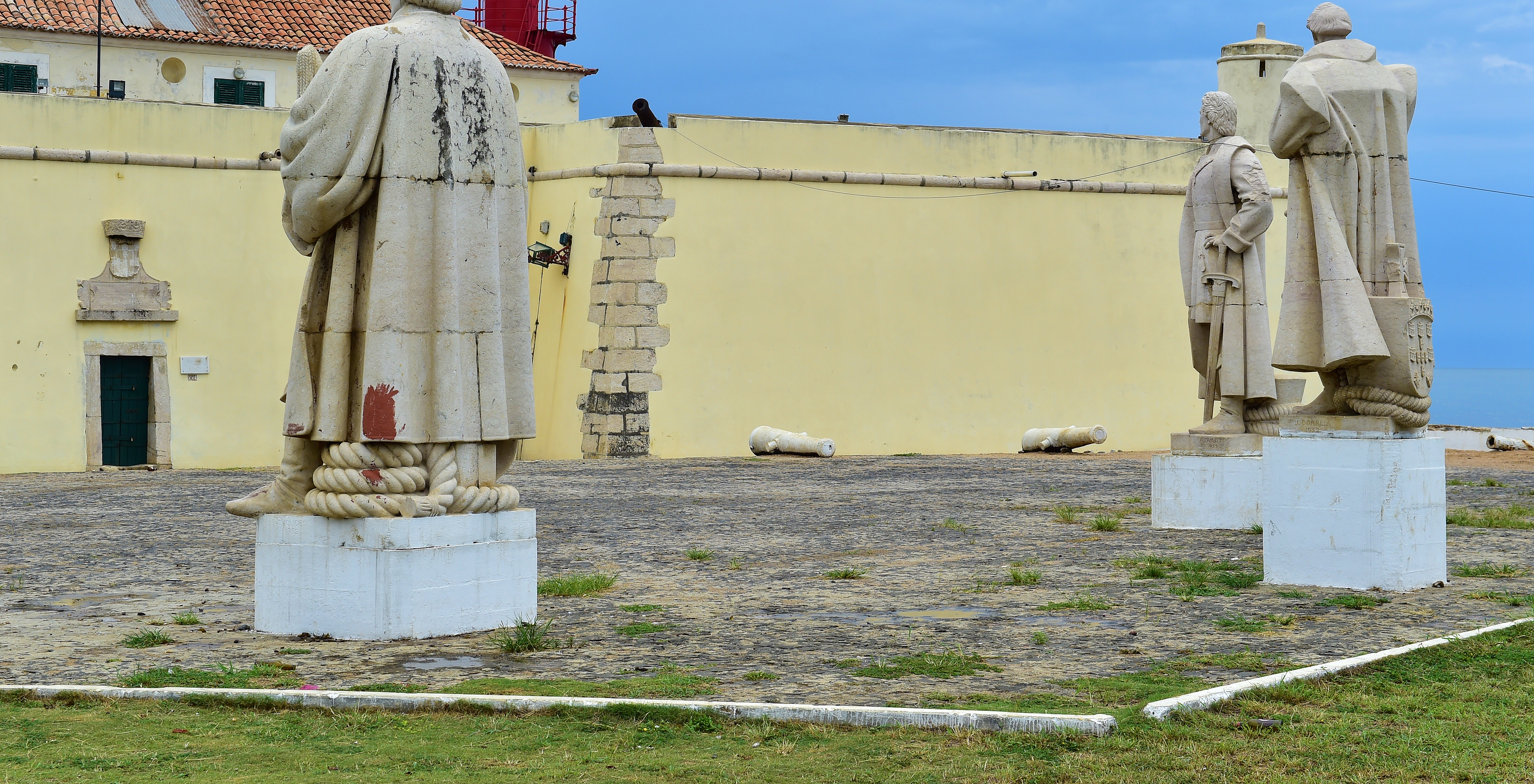 Forte de São Sebastião, erbaut 1545, historisches Wahrzeichen in São Tomé. Daneben drei Statuen zu Ehren der Entdeckungen