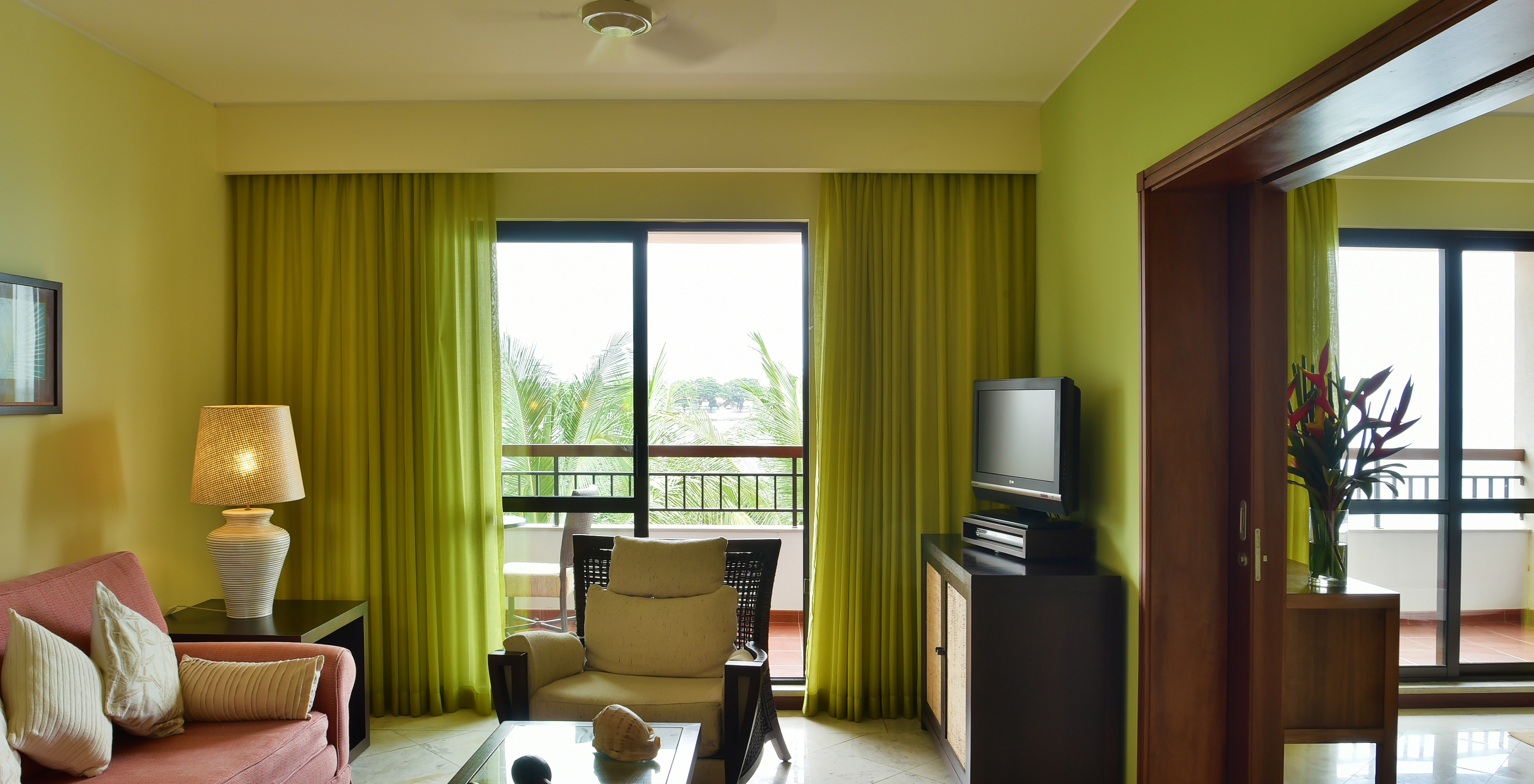 Die Central Suite im Pestana São Tomé hat einen großen Balkon mit Meerblick