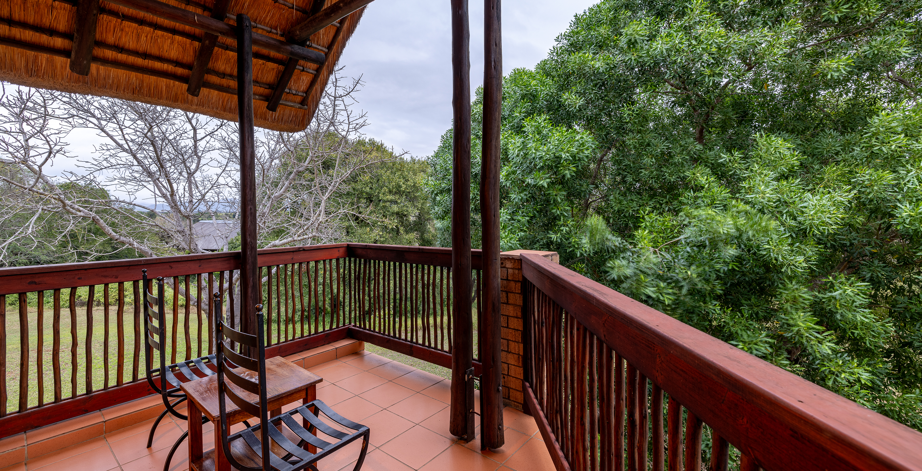 Das Klassische Zimmer im Pestana Kruger Lodge hat Balkon mit Holzgeländer und Gartenblick