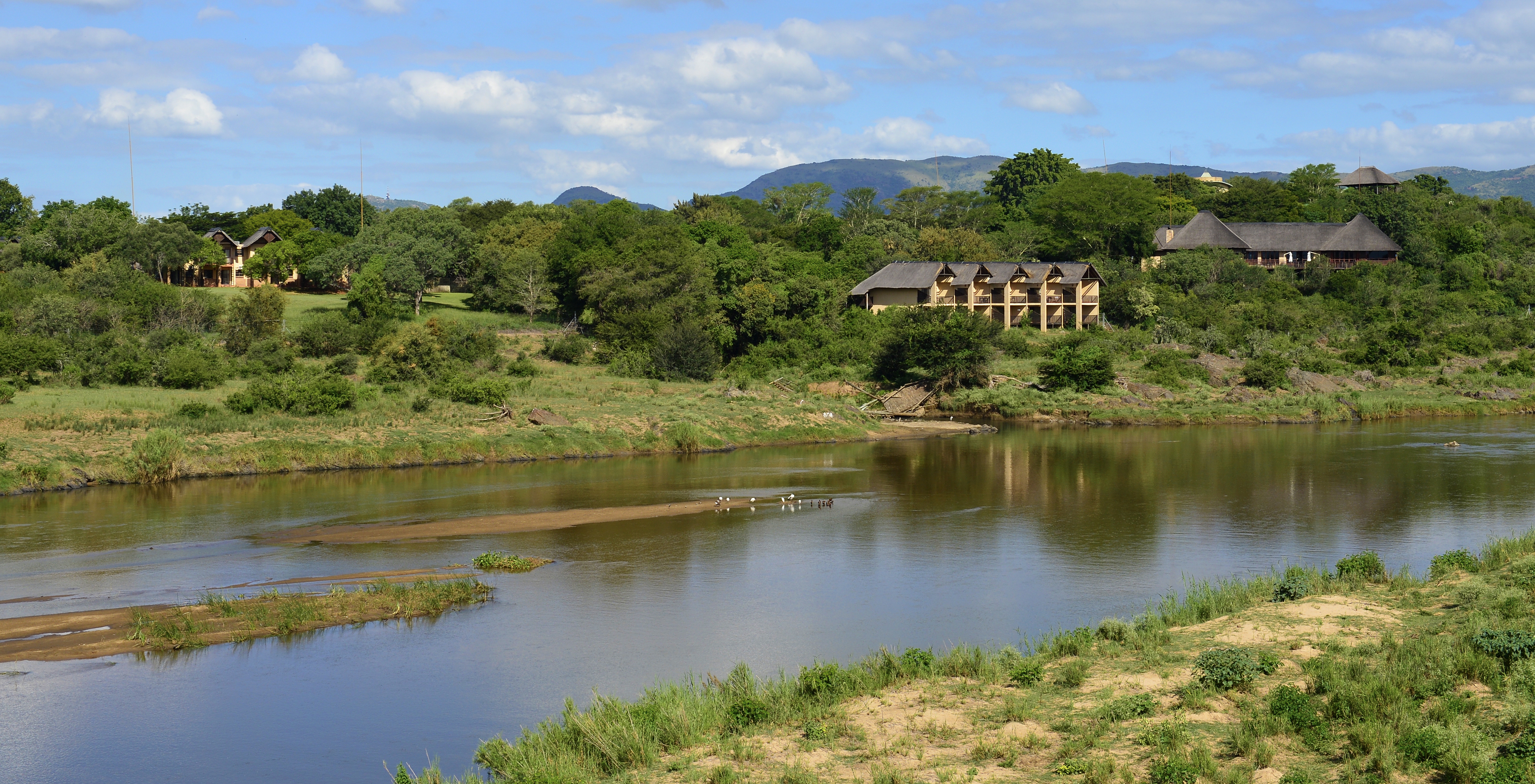 Blick auf das Pestana Kruger Lodge, vor dem Crocodile River, umgeben von der Natur des Kruger Parks