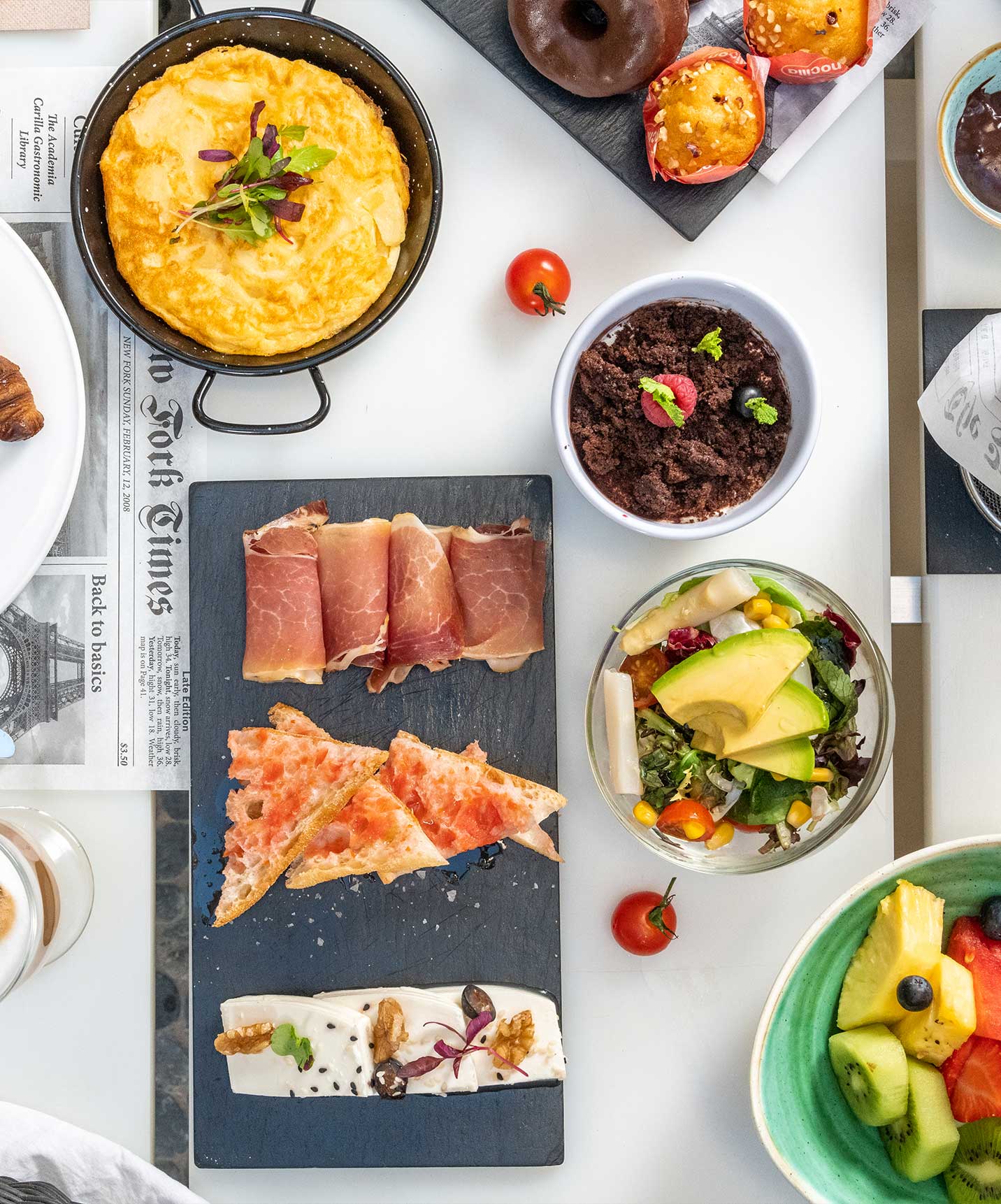 Das Hotel in Barcelona hat ein Restaurant, das ein abwechslungsreiches Frühstück mit Tapas, Salaten, Obst und Kuchen serviert