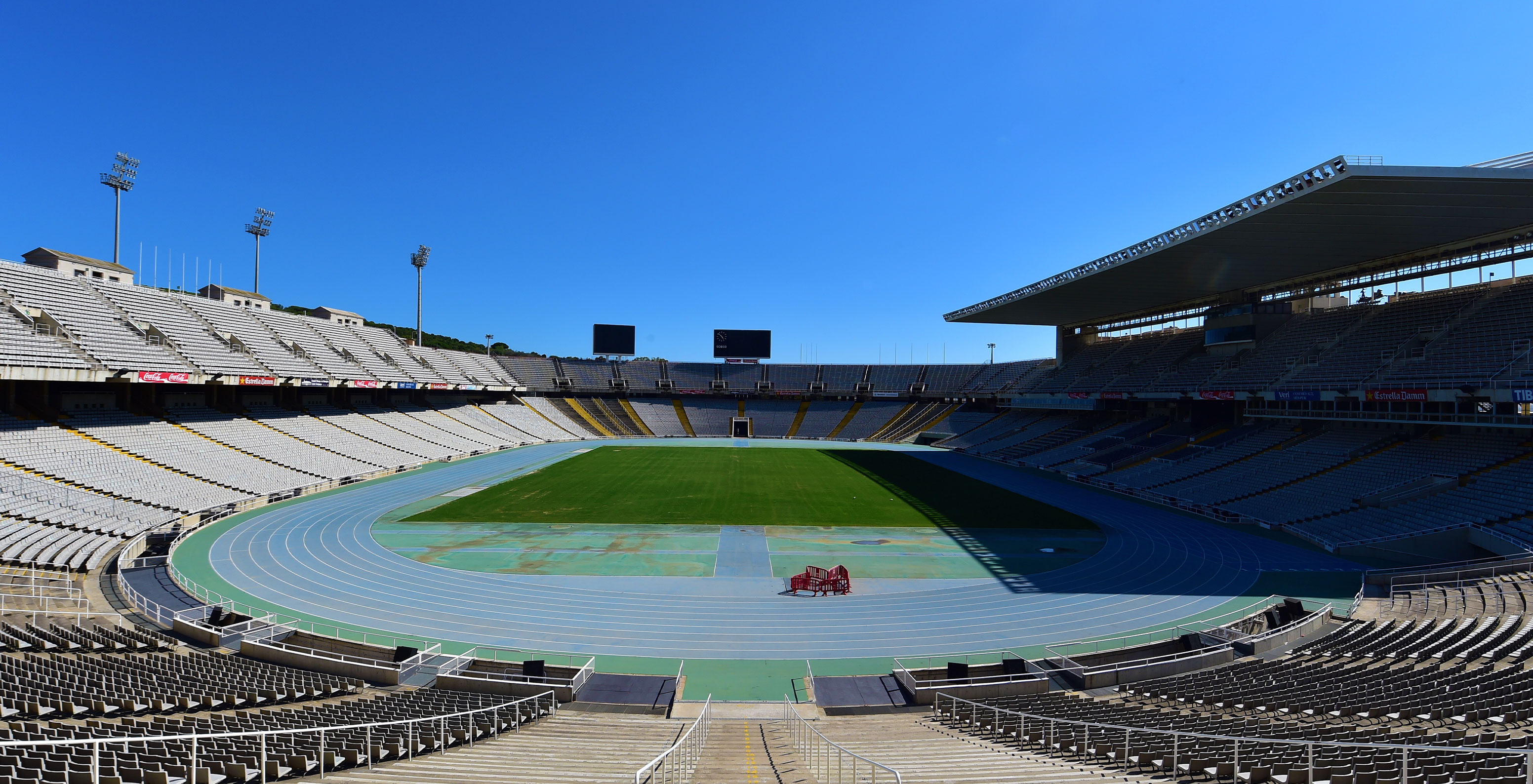 Das Stadion von Barcelona Camp Nou ist imposant und lebhaft, mit Tribünen, die Tausende von Fußballfans beherbergen