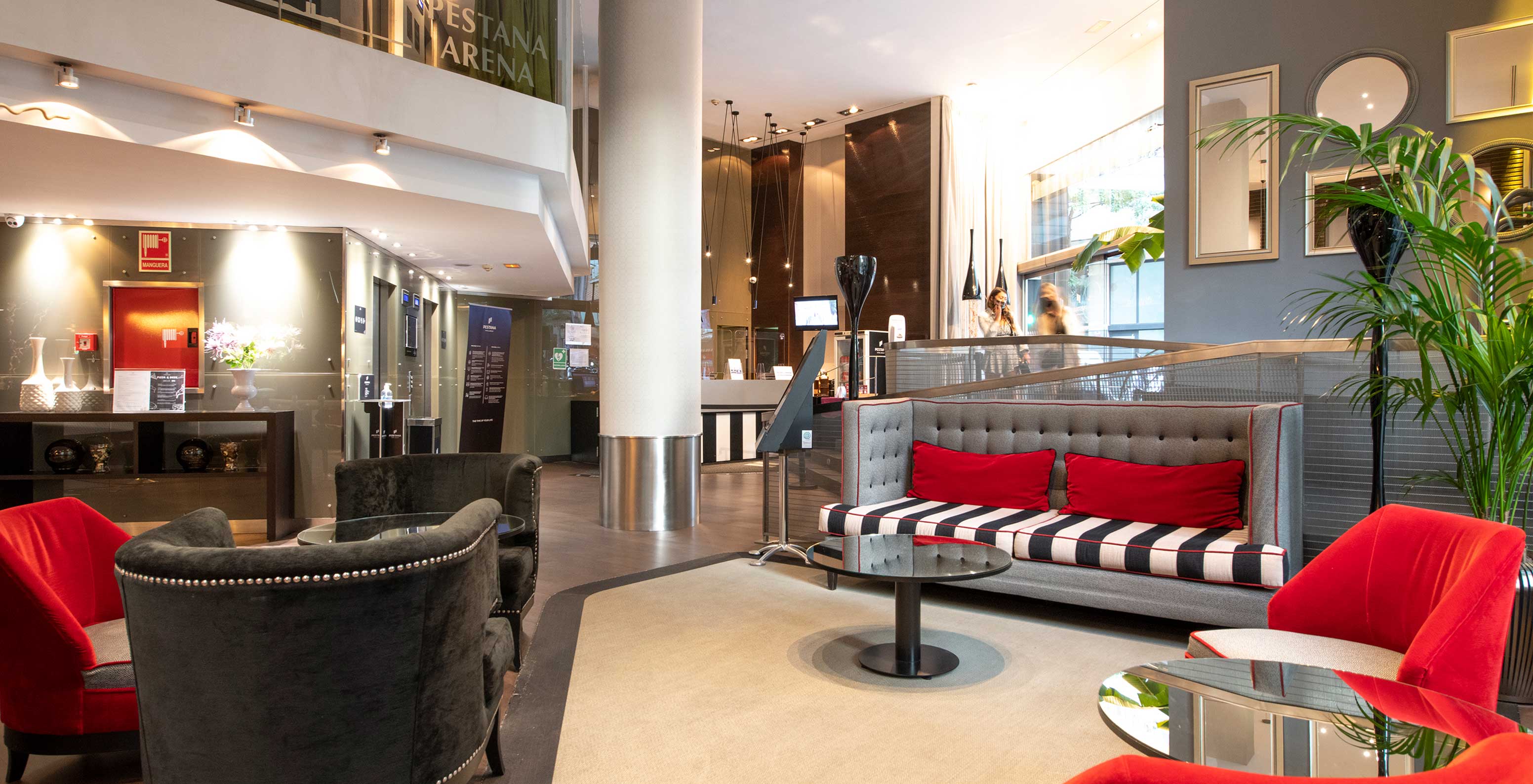 Das Hotel in Barcelona hat eine Lounge für seine Gäste mit mehreren bequemen Sofas und Tischchen