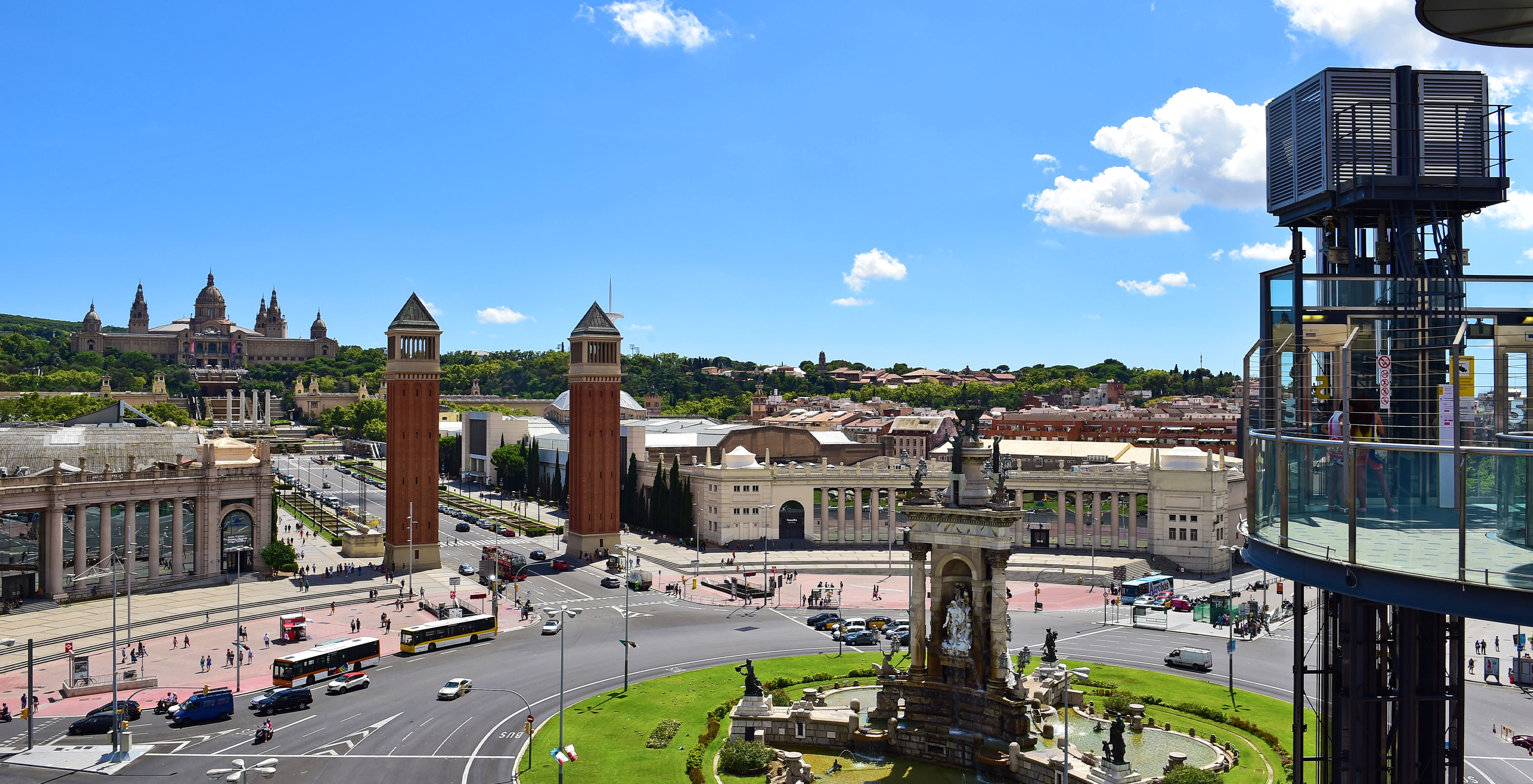 Die Magic Fountain von Barcelona ist ein Brunnen, der Lichtshows präsentiert, im Stadtzentrum gelegen