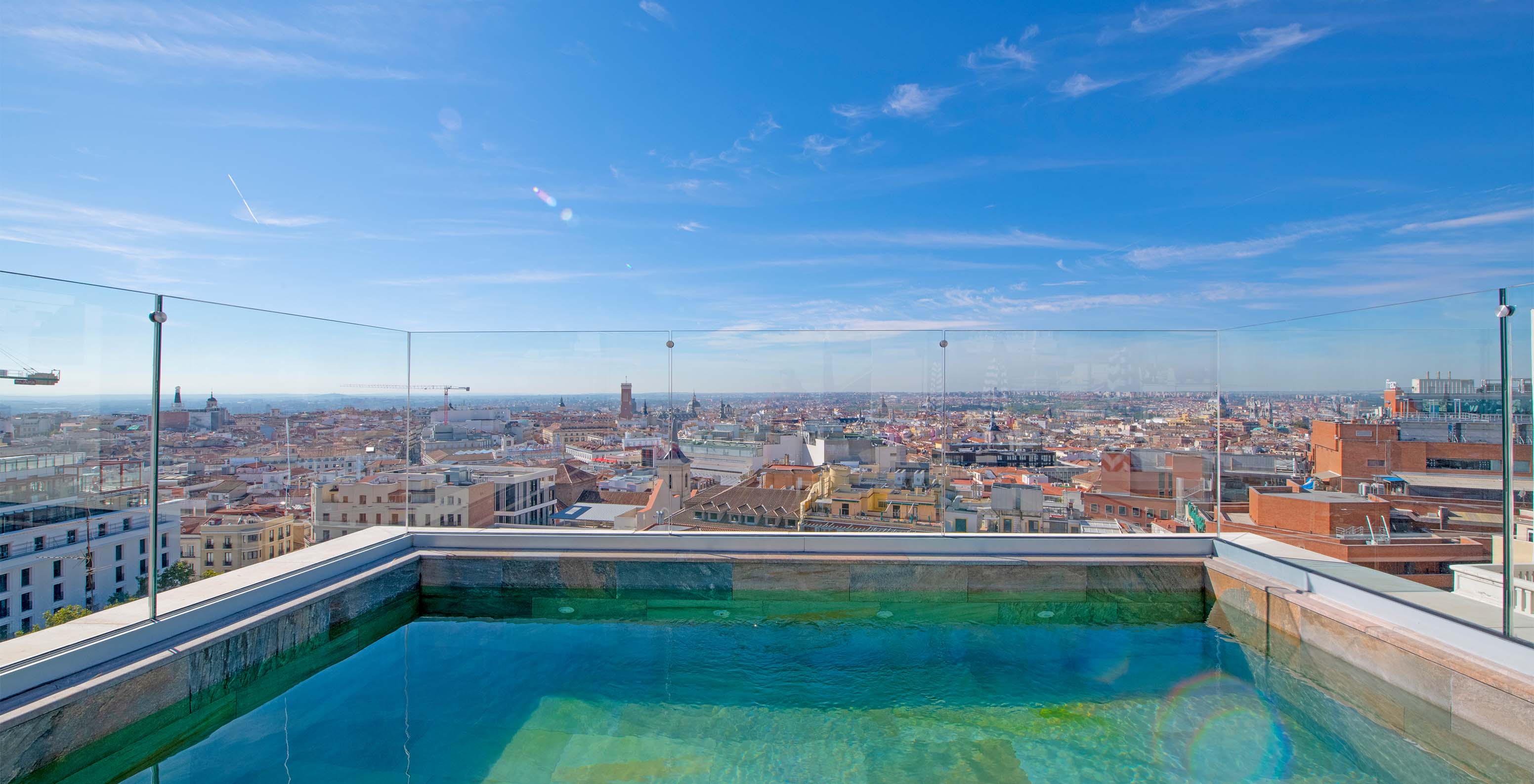 Pool auf dem Dach mit Blick auf die Stadt und Glasgeländern