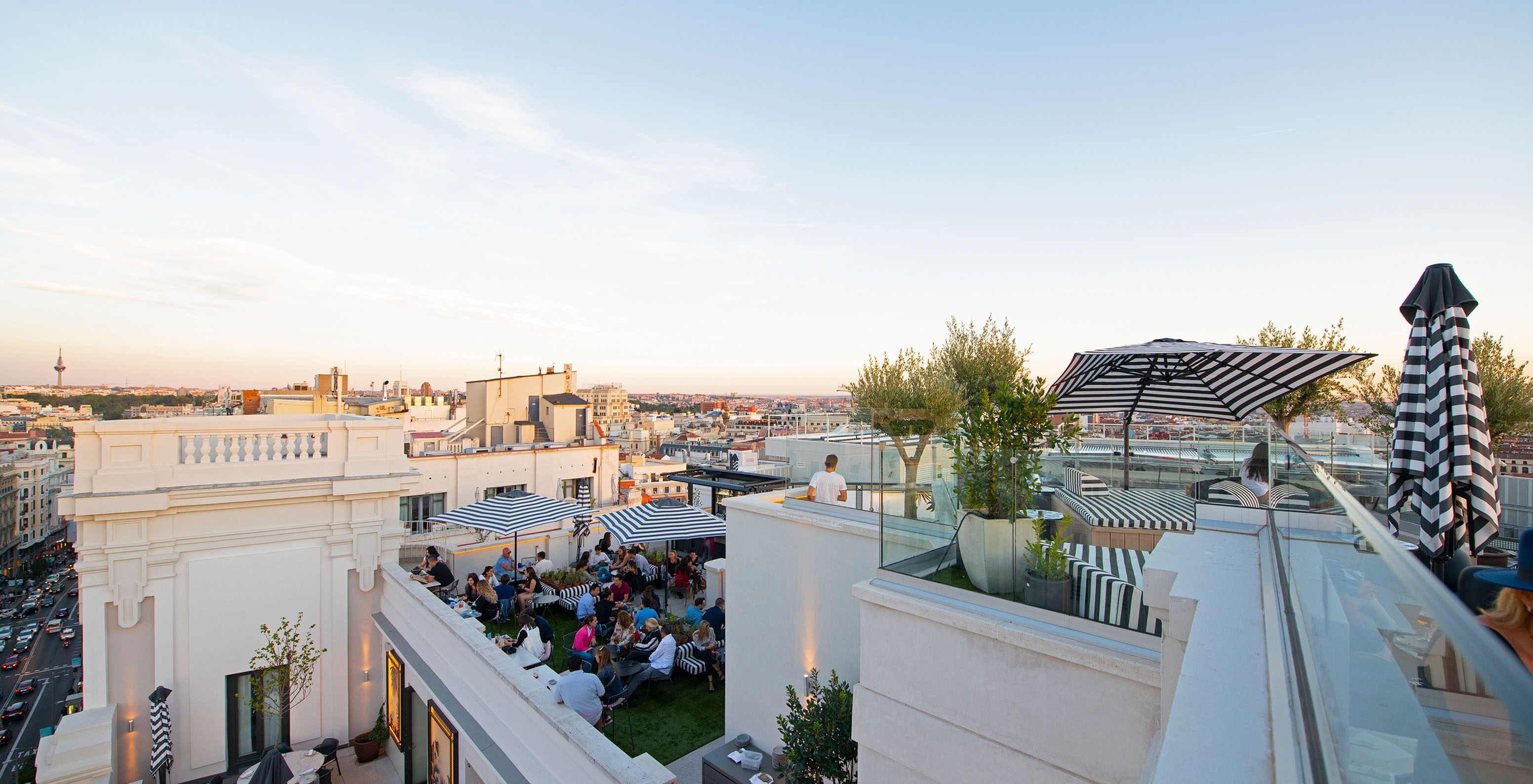 Die Rooftop Bar, im Hotel im Zentrum von Madrid, Spanien, bietet viel Platz mit Hüten, Tischen und Sofas