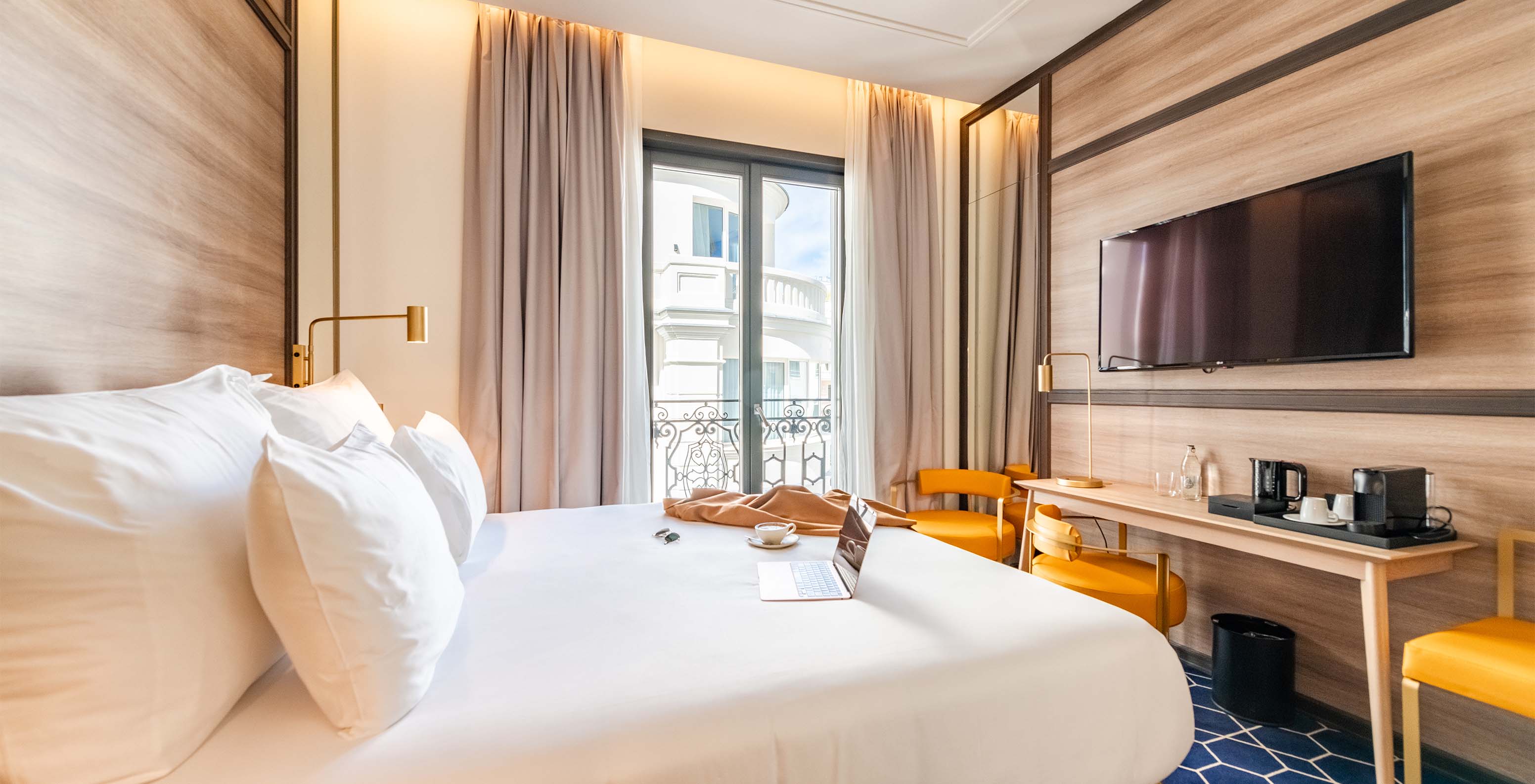 Der Premium mit Balkon im Pestana CR7 Gran Vía Madrid hat ein Doppelbett und ein Fenster mit Blick auf das Gebäude