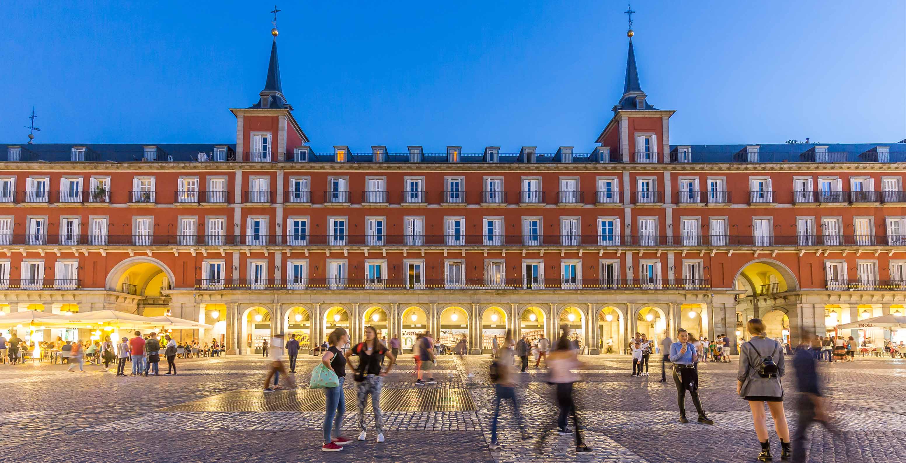 Blick auf die beleuchtete Fassade des Pestana Plaza Mayor Madrid, nachts, in Rottönen