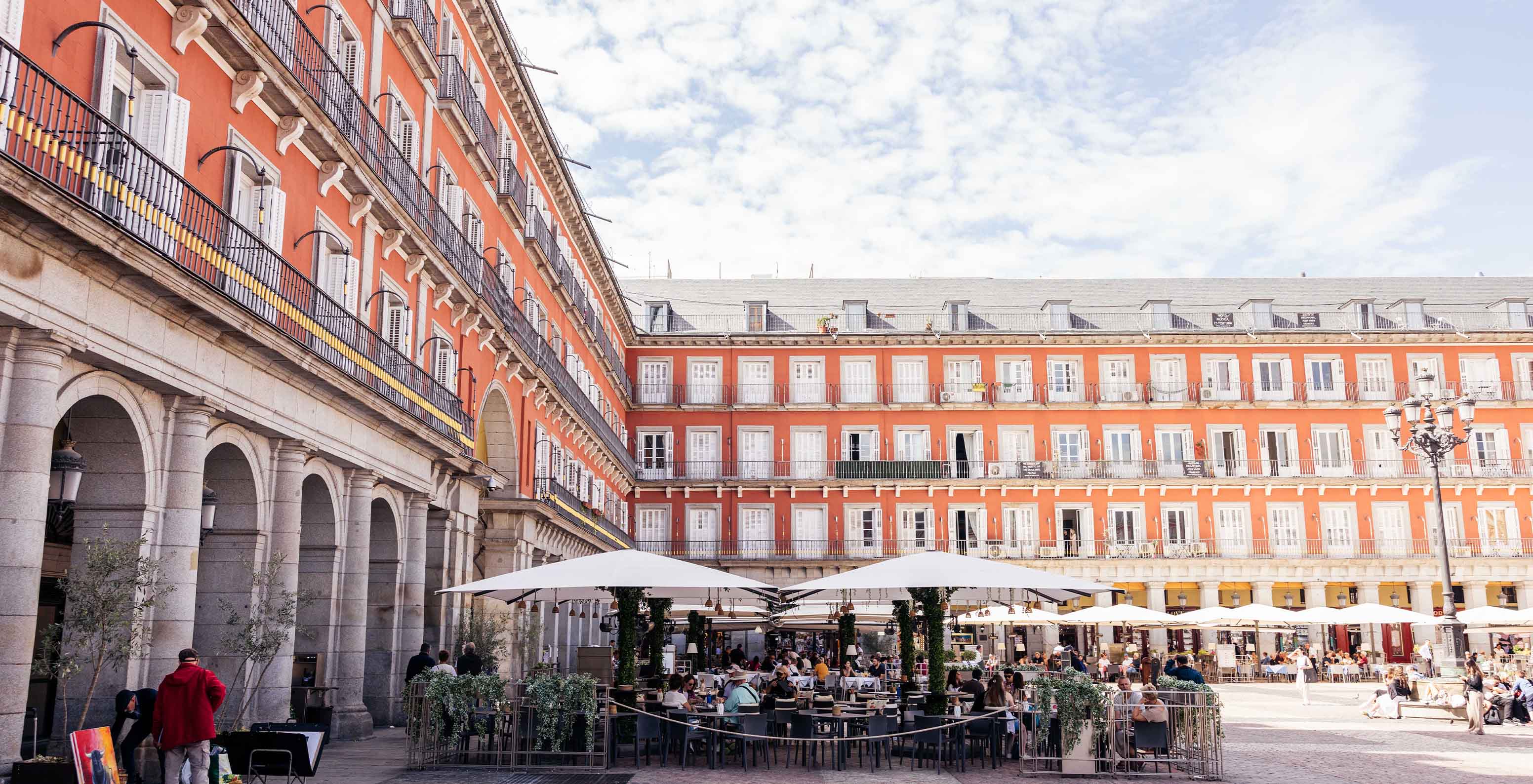 Blick von der Terrasse des Restaurants Pestana Plaza Mayor Madrid, mit Sonnenschirmen und Tischen, im Zentrum der Plaza Mayor