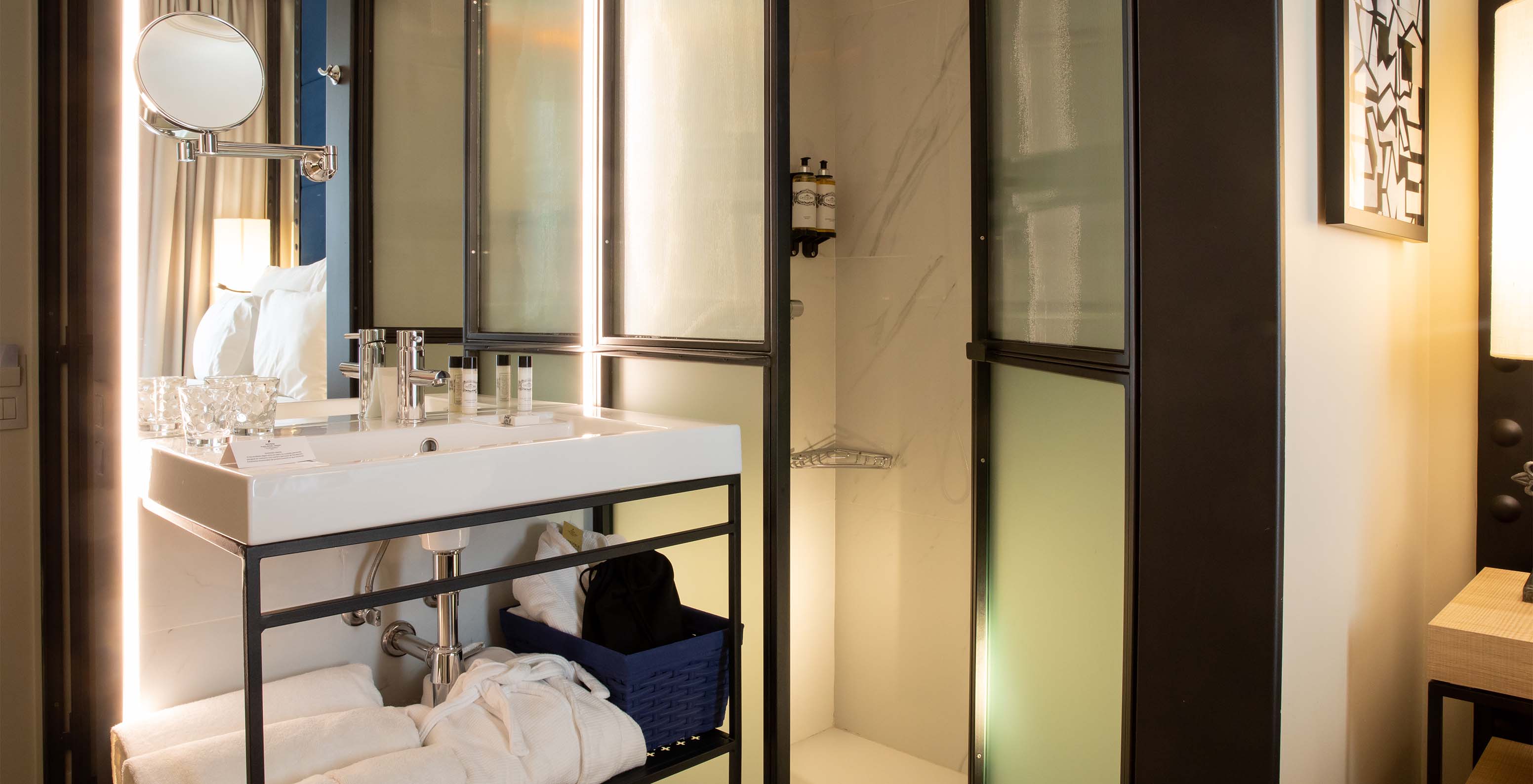 Das Klassische Zimmer im Pestana Plaza Mayor Madrid hat ein Bad mit Waschbecken, Spiegel, Dusche und Handtüchern