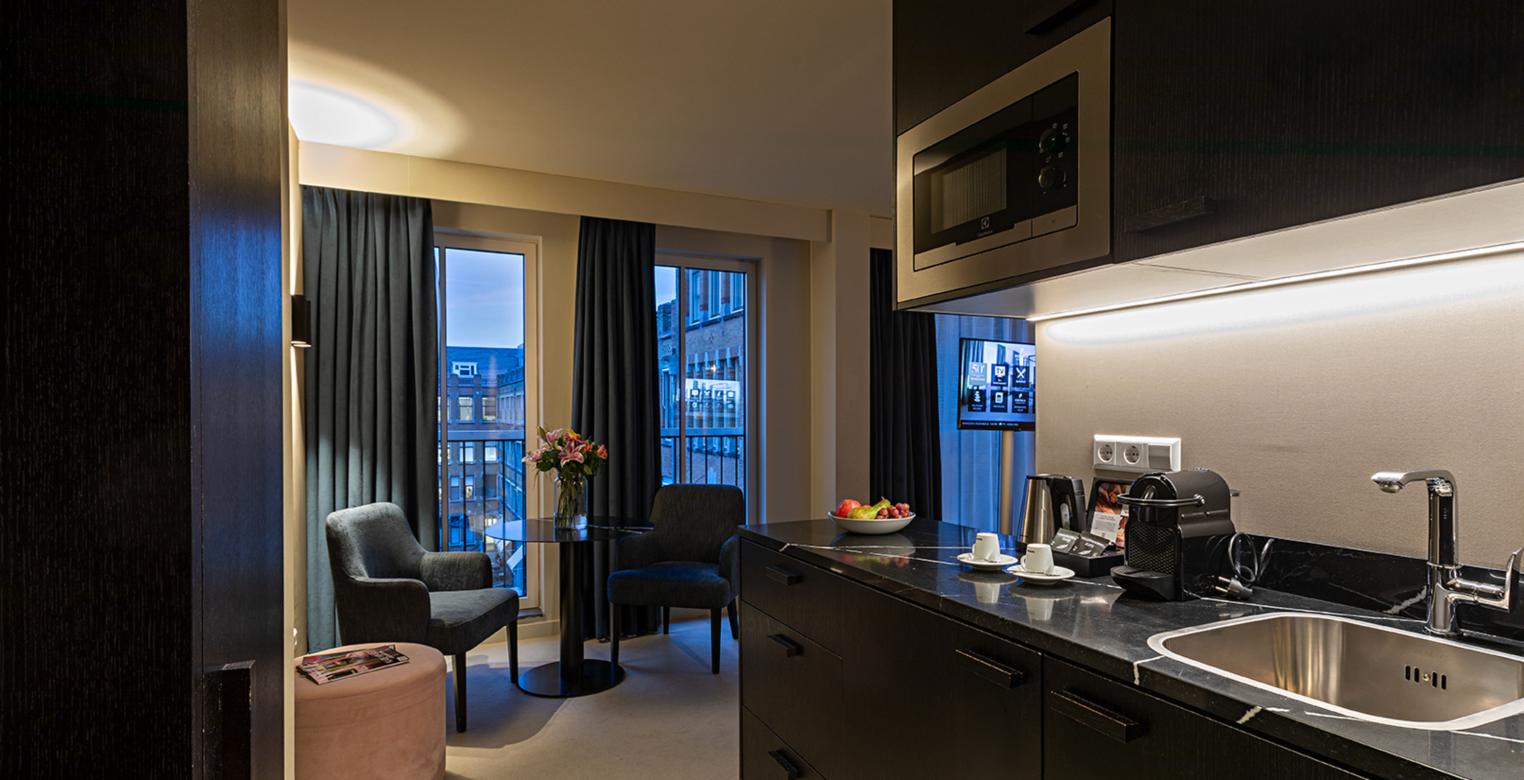 Das Premium Studio Zimmer im Pestana Amsterdam Riverside hat eine Küchenzeile