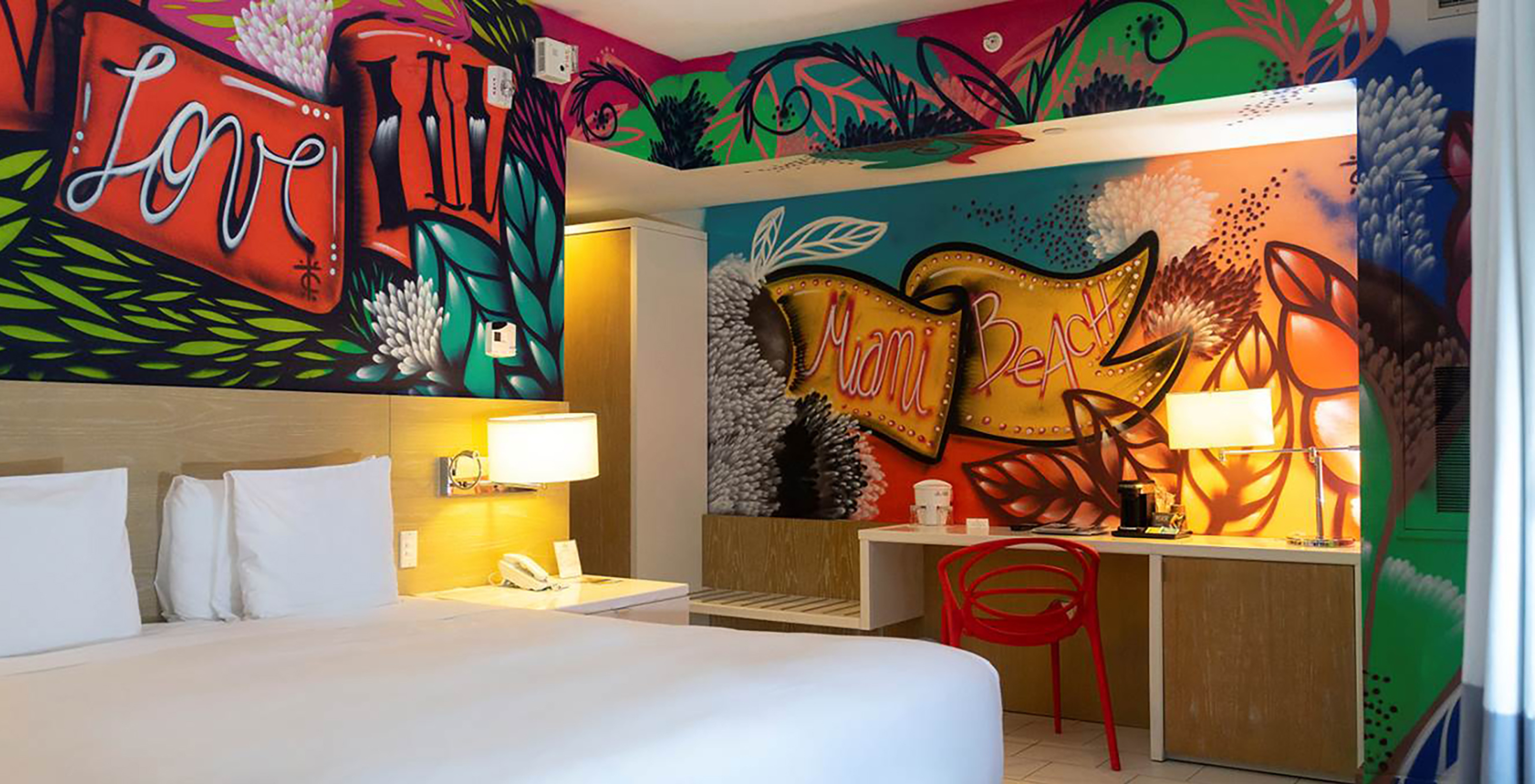 Der Art Room by Tico Canato im Pestana Miami South Beach hat Doppelbett, Schreibtisch und künstlerische Wand