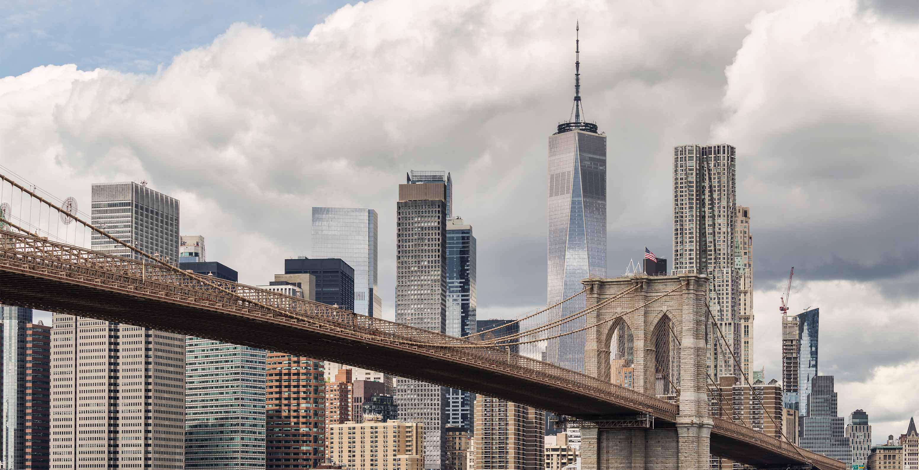 Brooklyn Bridge mit den imposanten Wolkenkratzern von Manhattan, einschließlich des One World Trade Center im Hintergrund