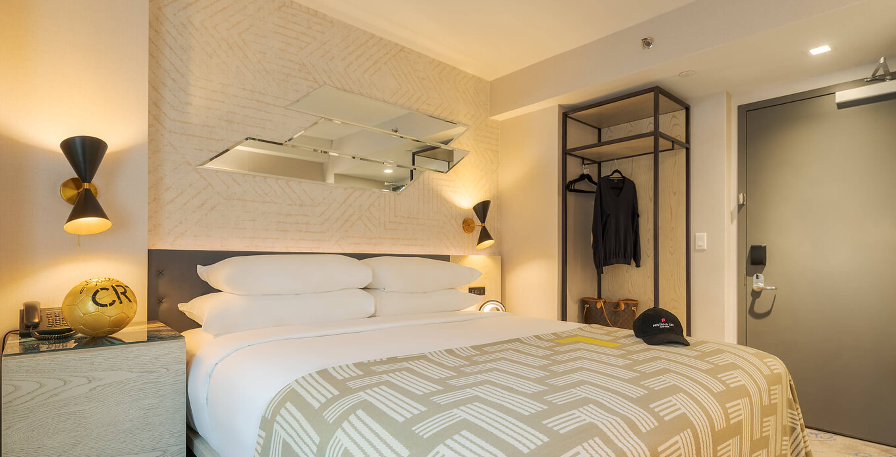 Das Comfort ADA im Pestana CR7 Times Square hat ein Doppelbett mit einer Decke mit der Nummer sieben und einem Kleiderbügel