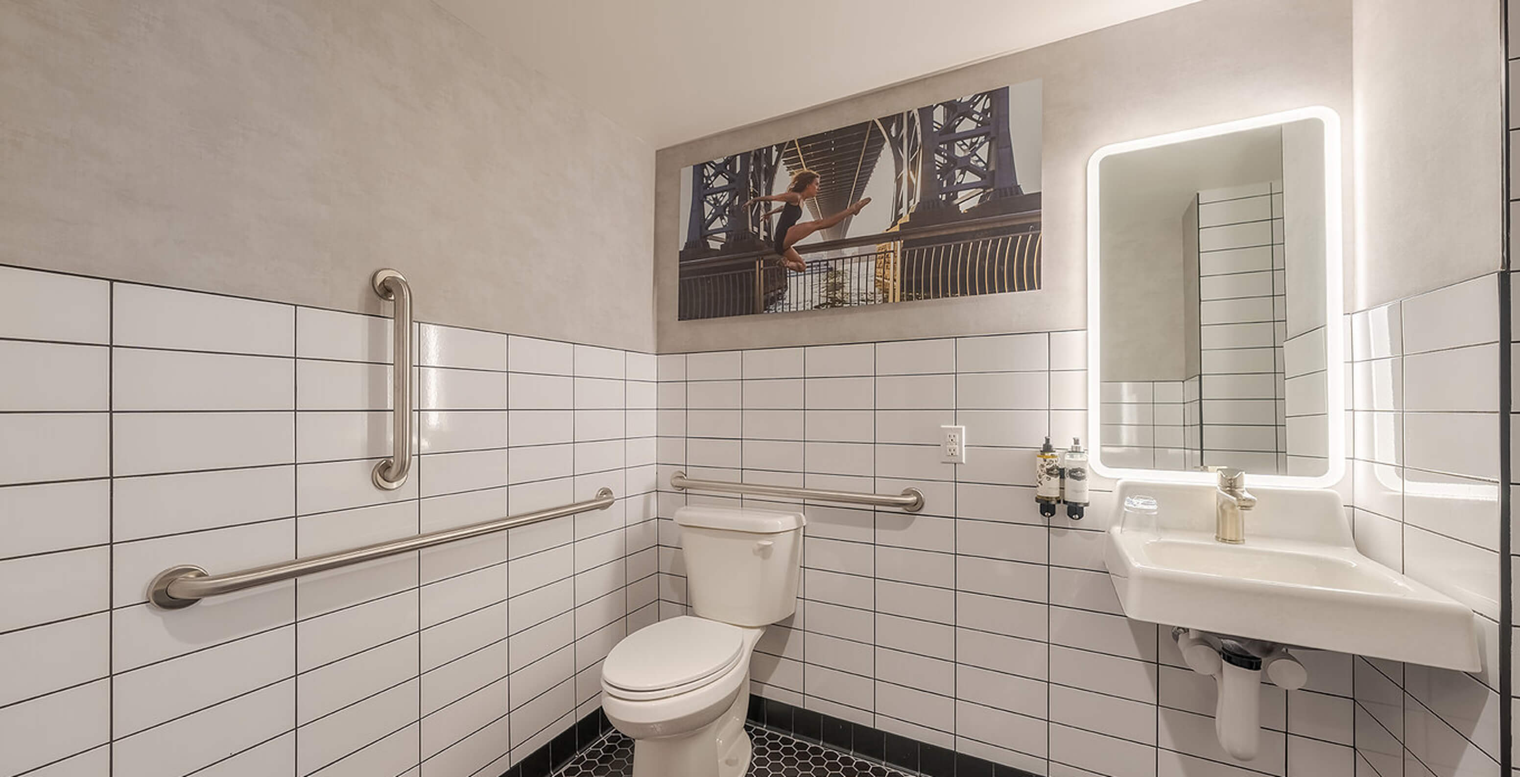 Das Comfort Street View ADA im Pestana CR7 Times Square hat ein Badezimmer mit Dusche, Waschbecken, Spiegel und Toilette