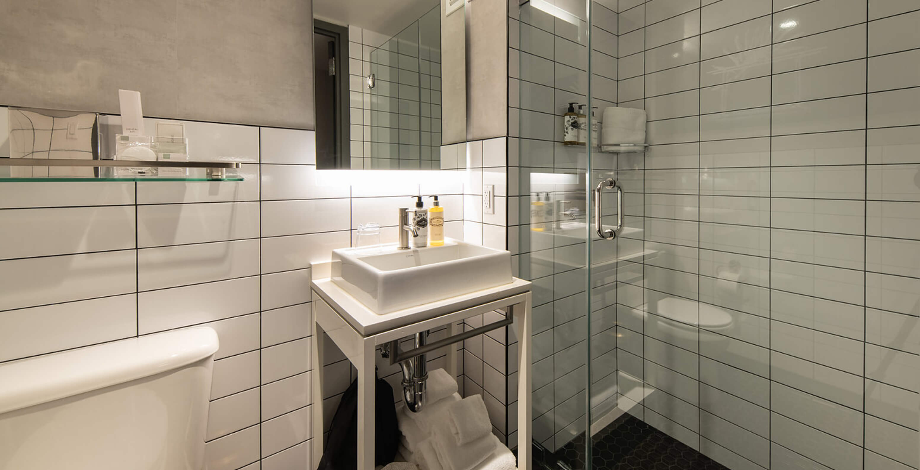 Das Comfort Street View im Pestana CR7 Times Square hat ein Badezimmer mit Dusche, Waschbecken, Spiegel und Toilette