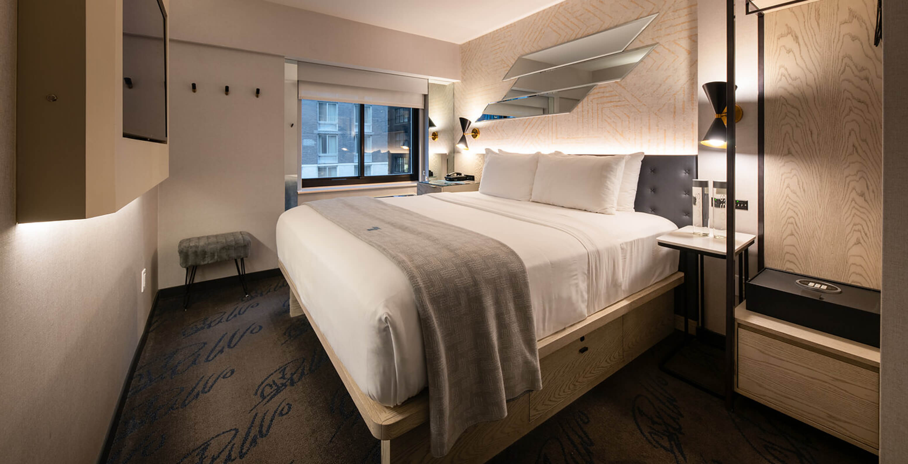 Das Comfort Street View im Pestana CR7 Times Square hat ein Doppelbett, einen Fernseher und einen Kleiderschrank