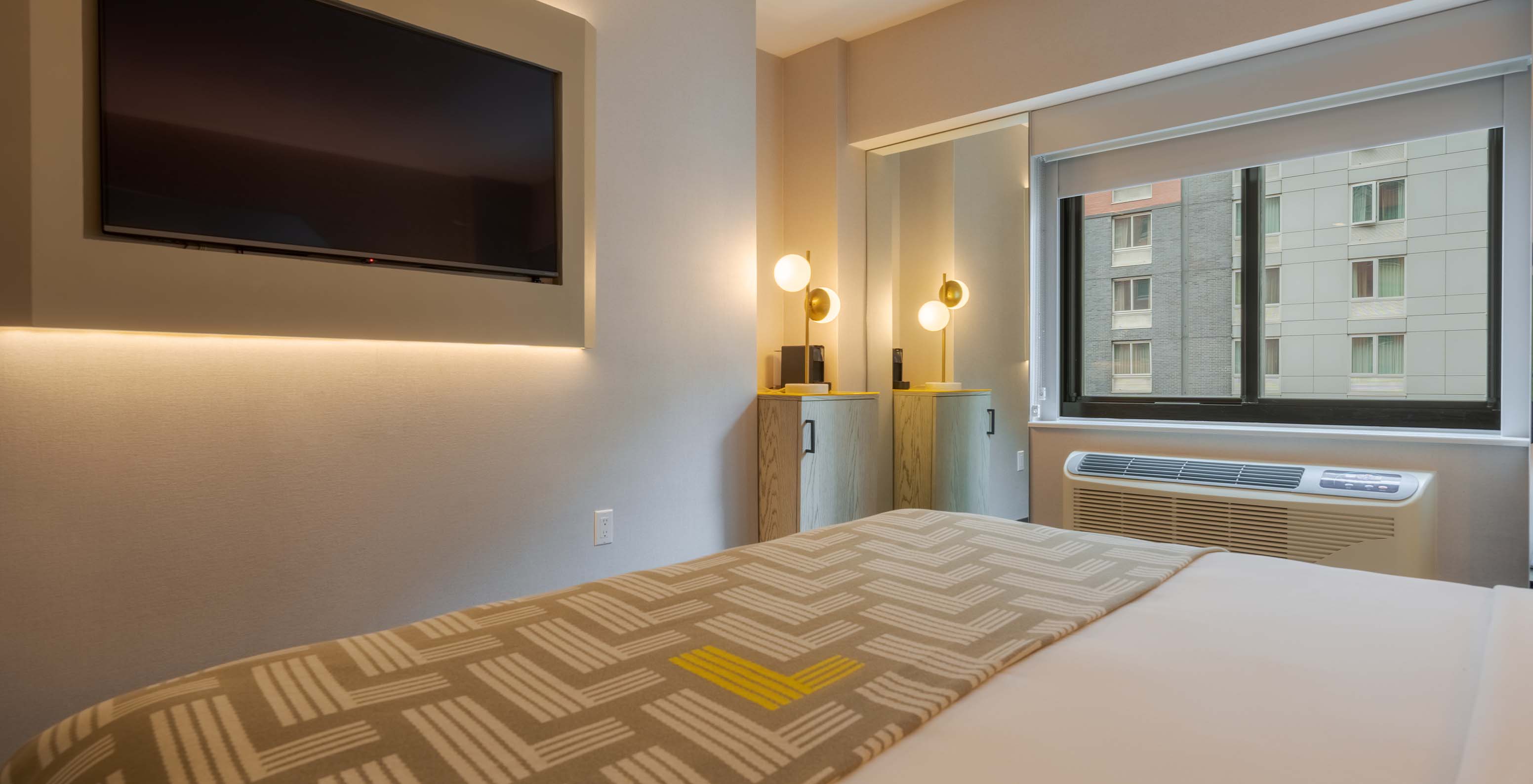 Das Comfort im Pestana CR7 Times Square hat ein Doppelbett mit einer Decke mit der Nummer sieben, Fernseher und ein Fenster