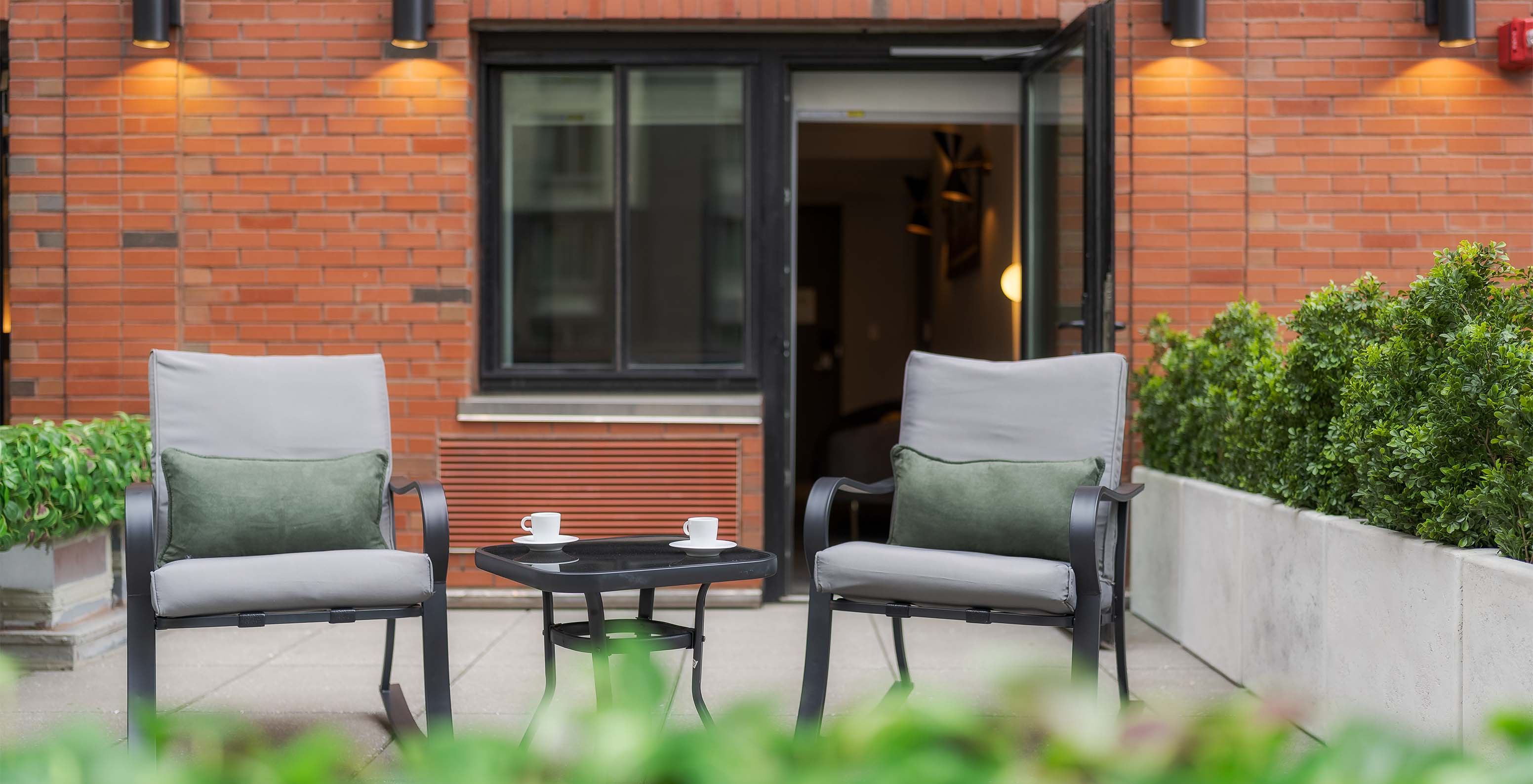 Die Junior Suite ADA mit Balkon und Aussicht im Pestana CR7 Times Square hat einen Balkon mit zwei Stühlen und einem Tisch