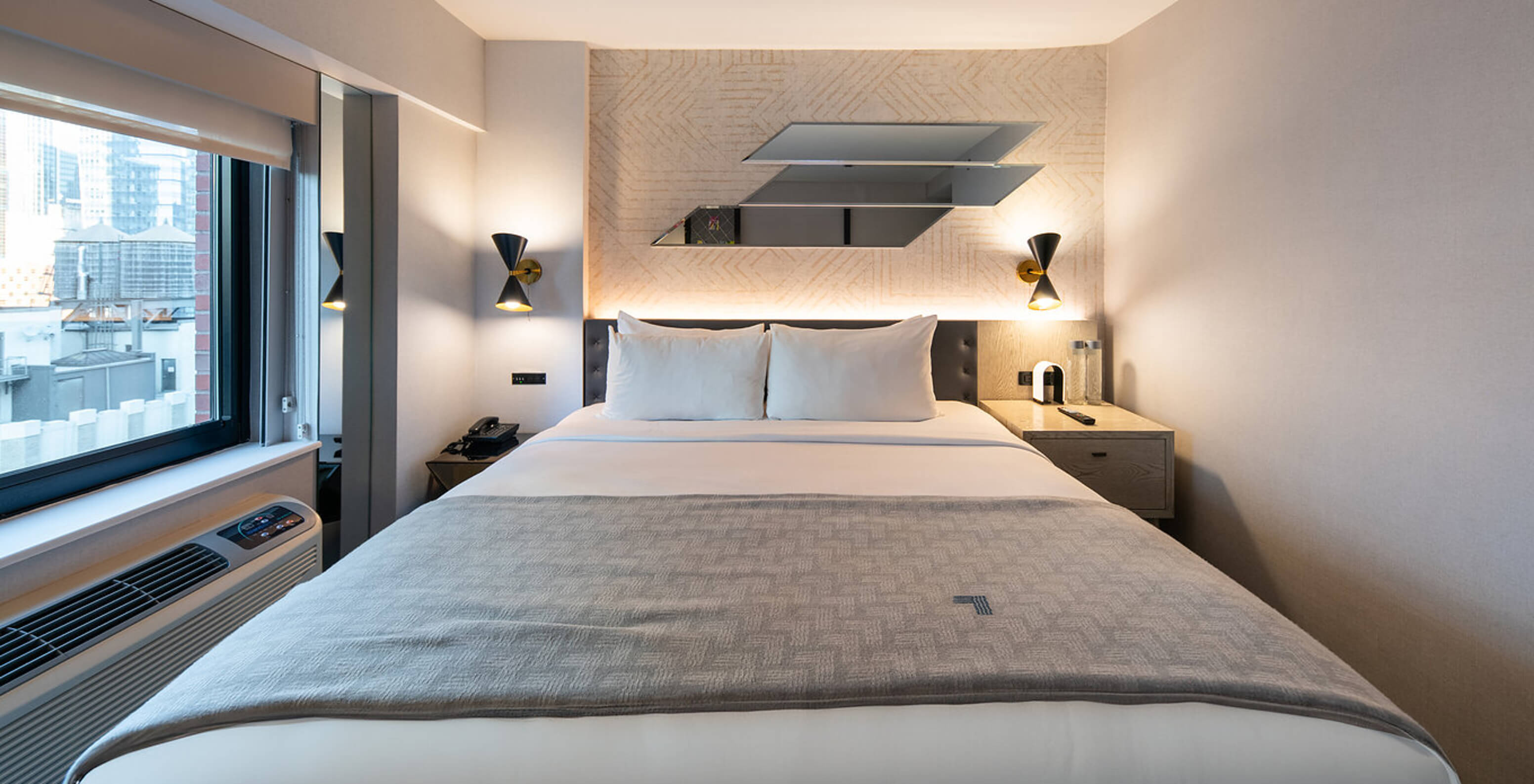 Das Superior King High Floor ADA im Pestana CR7 Times Square hat ein Doppelbett am Fenster