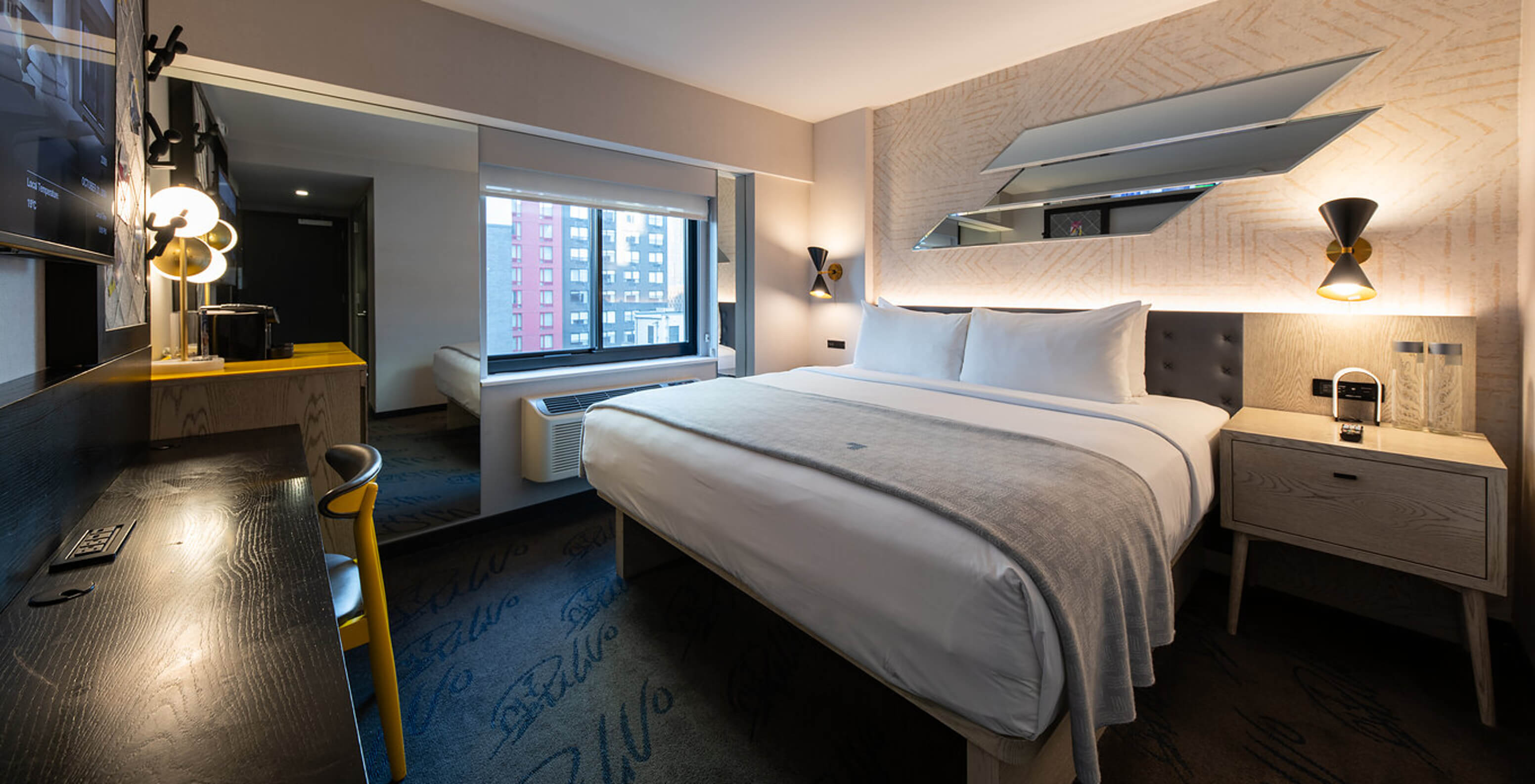 Das Superior King High Floor ADA im Pestana CR7 Times Square hat ein Doppelbett, einen Schreibtisch und einen Fernseher