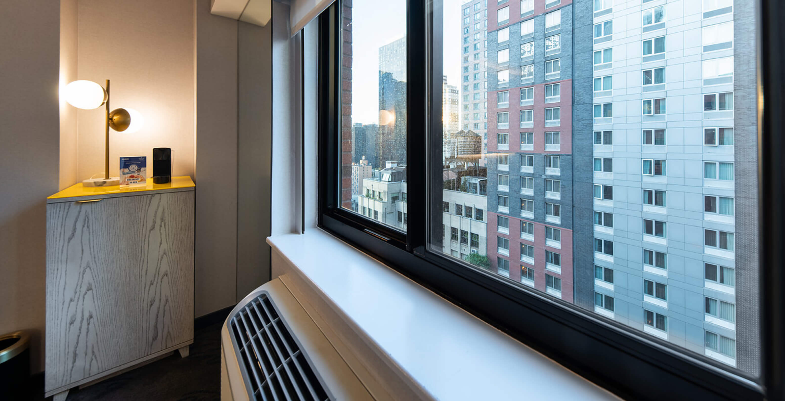 Das Superior King High Floor ADA im Pestana CR7 Times Square hat ein Fenster mit Blick auf die Straße und eine Klimaanlage