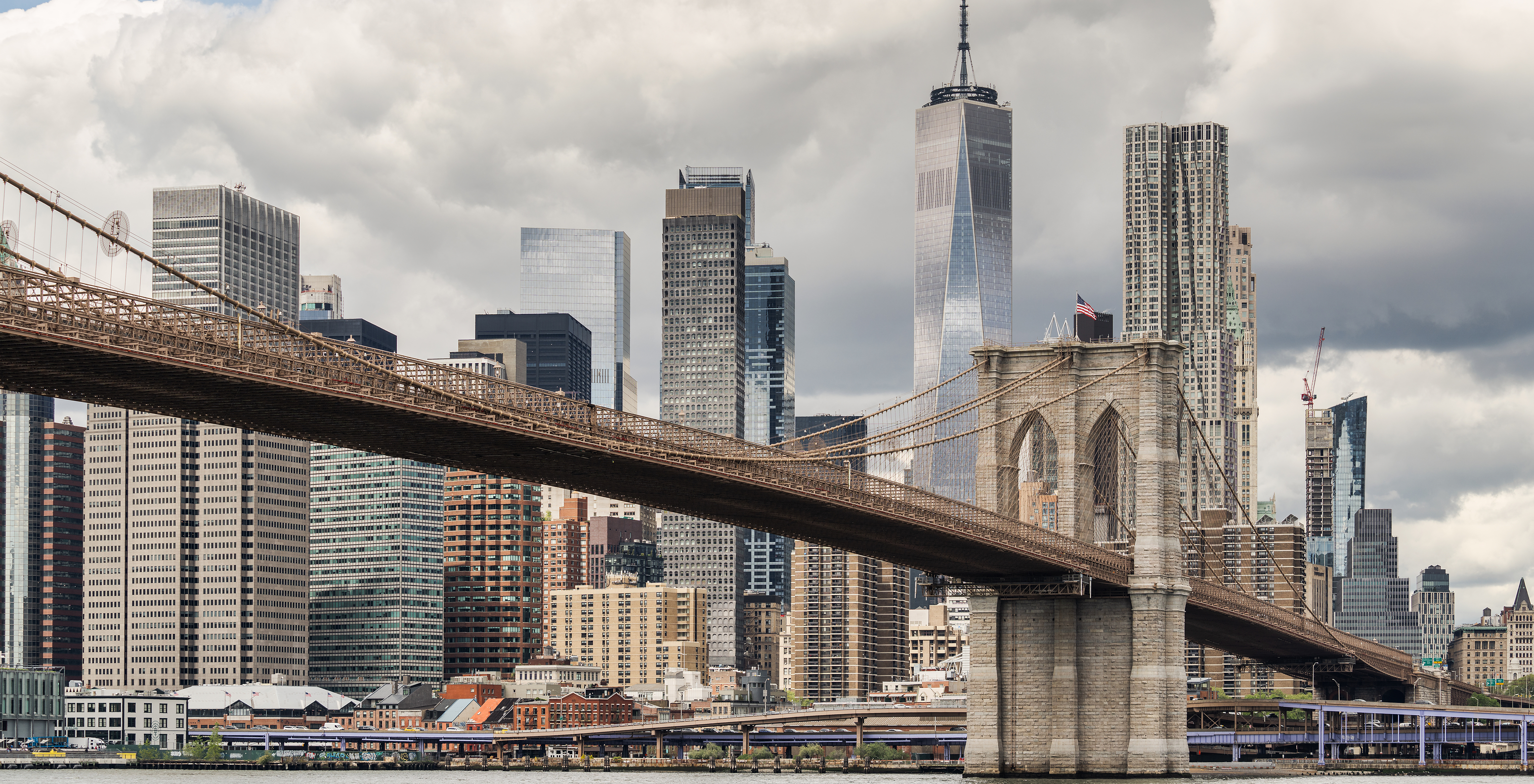 Brooklyn Bridge, mit den imposanten Wolkenkratzern von Manhattan, einschließlich des One World Trade Centers im Hintergrund