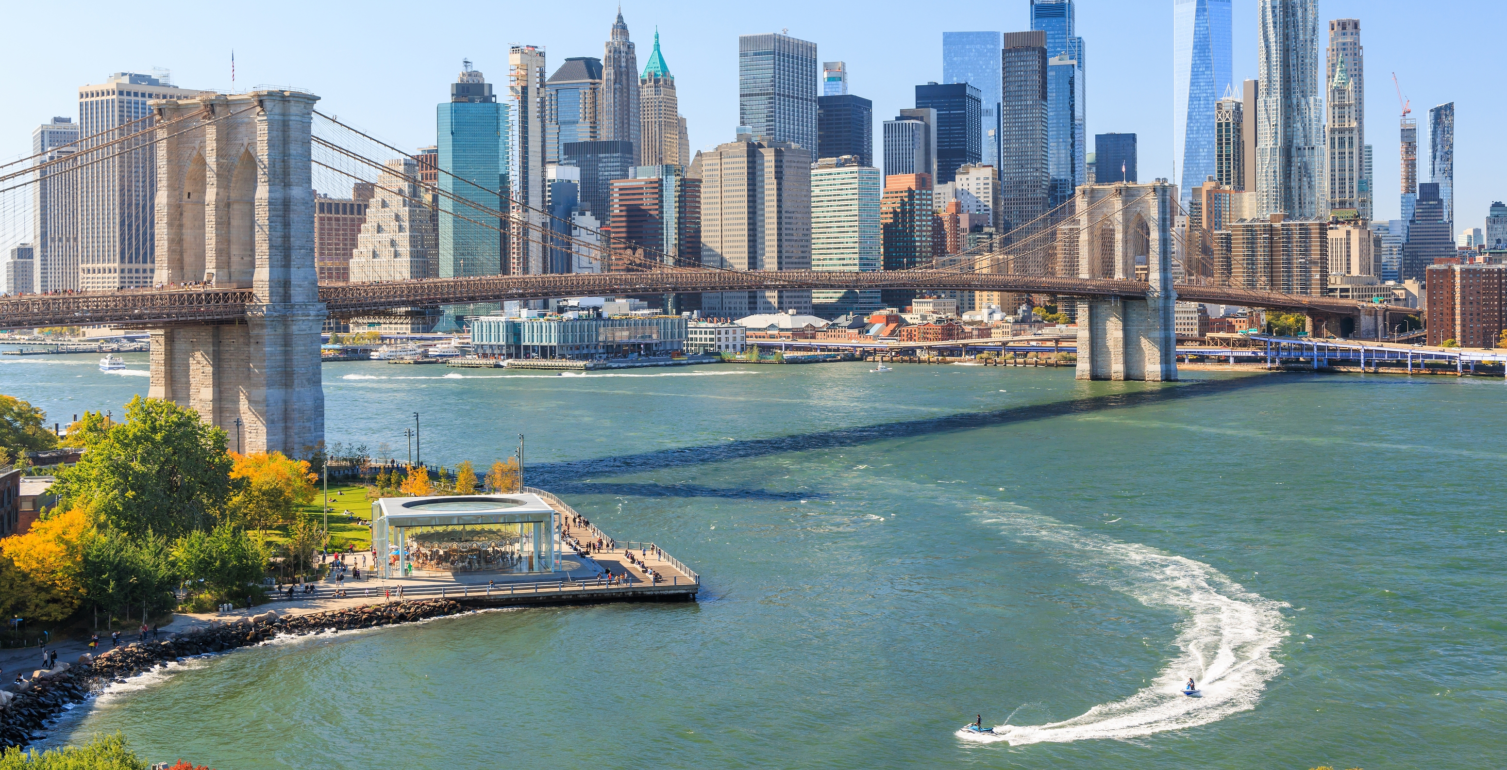 Panoramablick auf die Brooklyn Bridge über den East River, mit der Skyline der Stadt Manhattan im Hintergrund