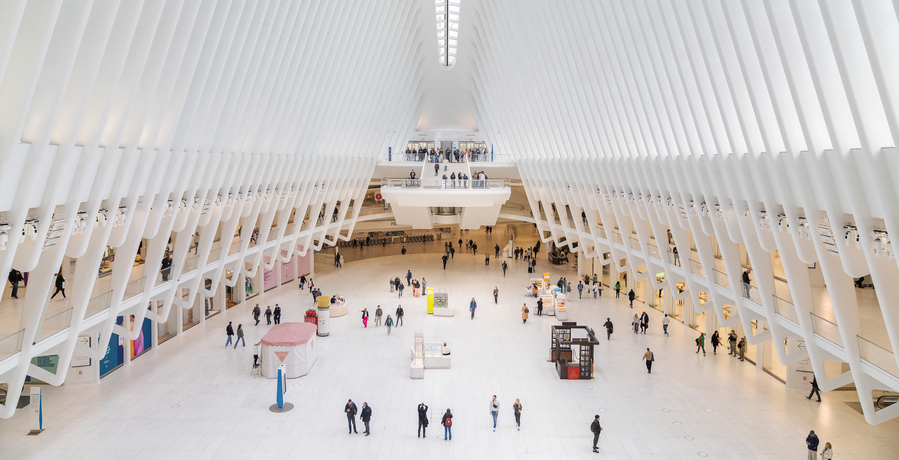 The Oculus, eine beeindruckende Station mit Glasdach in Form einer Taube, im World Trade Center in New York