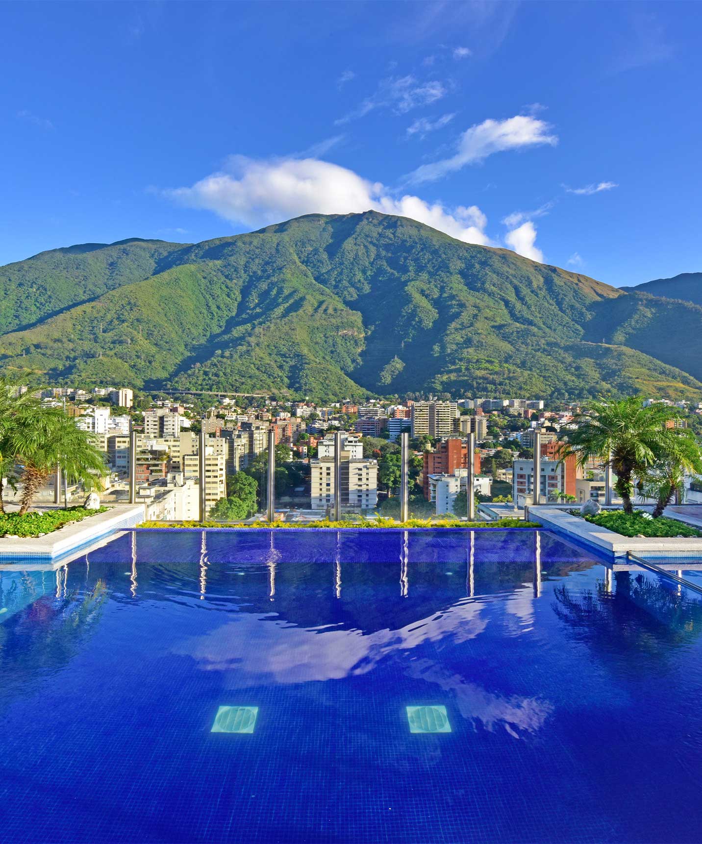 Pool auf dem Dach des Hotels in Caracas, nahe dem Finanzgebiet, mit Blick auf die Stadt und einem Berg im Hintergrund