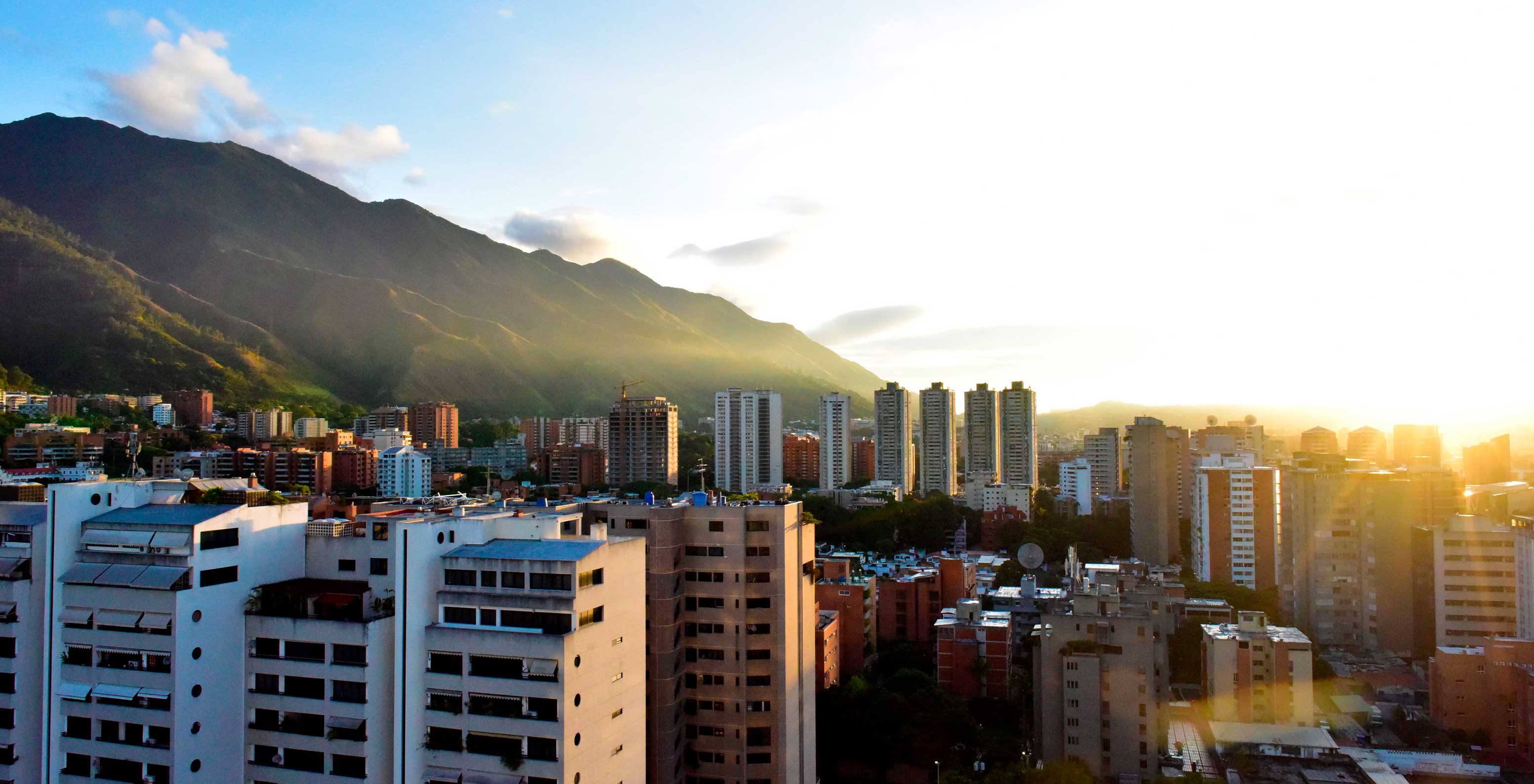 Panoramablick auf die Stadt Caracas mit ihren hohen Gebäuden und Bergen im Hintergrund, nahe dem Hotel in Caracas