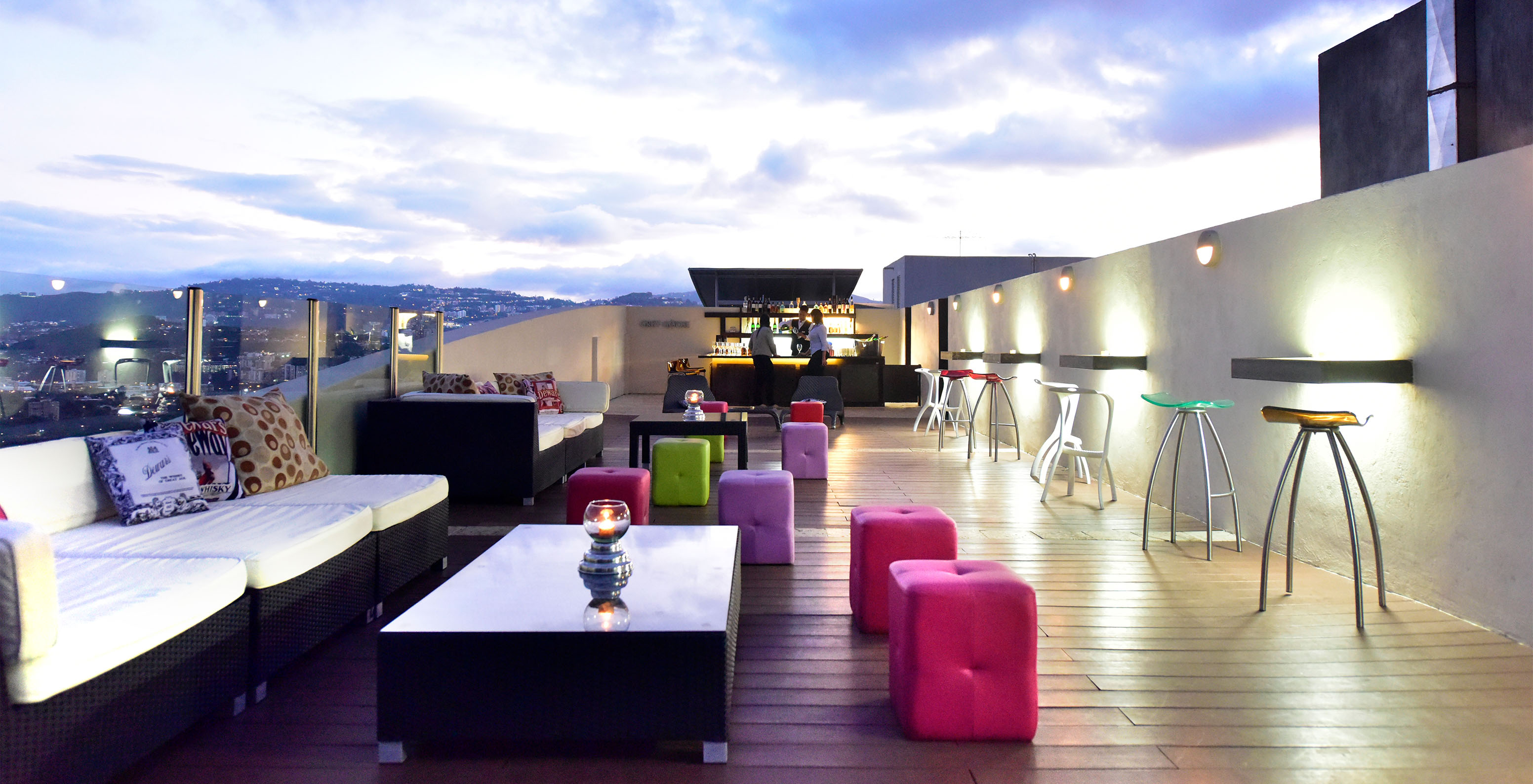 Die Bar Lounge Vip 19, im Hotel in Caracas, hat eine Dachterrasse mit Sofas, verbindet Luxus und Komfort und bietet Getränke