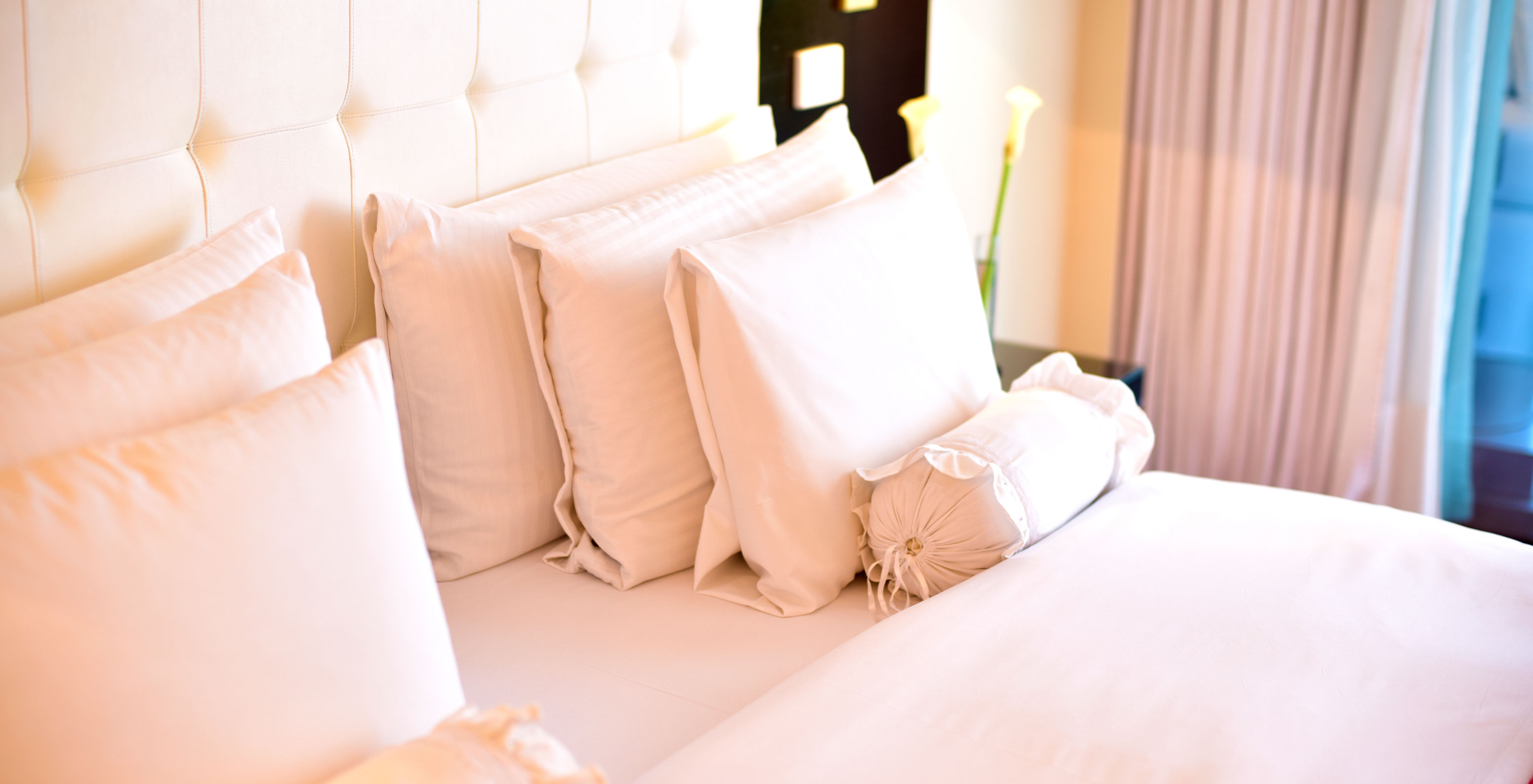 The Queen Superior Room at Pestana Buenos Aires has a double bed with various types of pillows