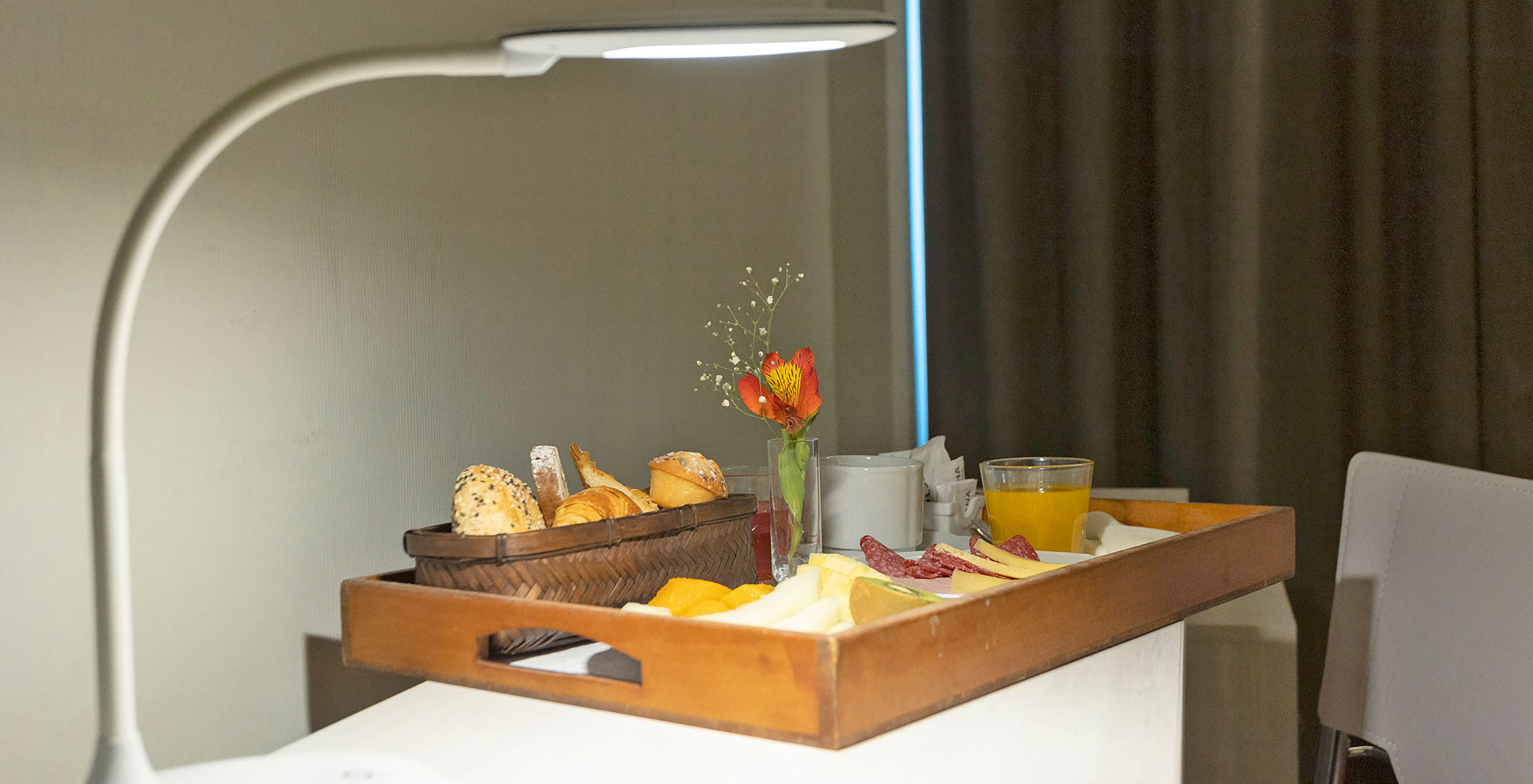 The Twin Superior Room at Pestana Buenos Aires has a desk with a lamp and the option for breakfast