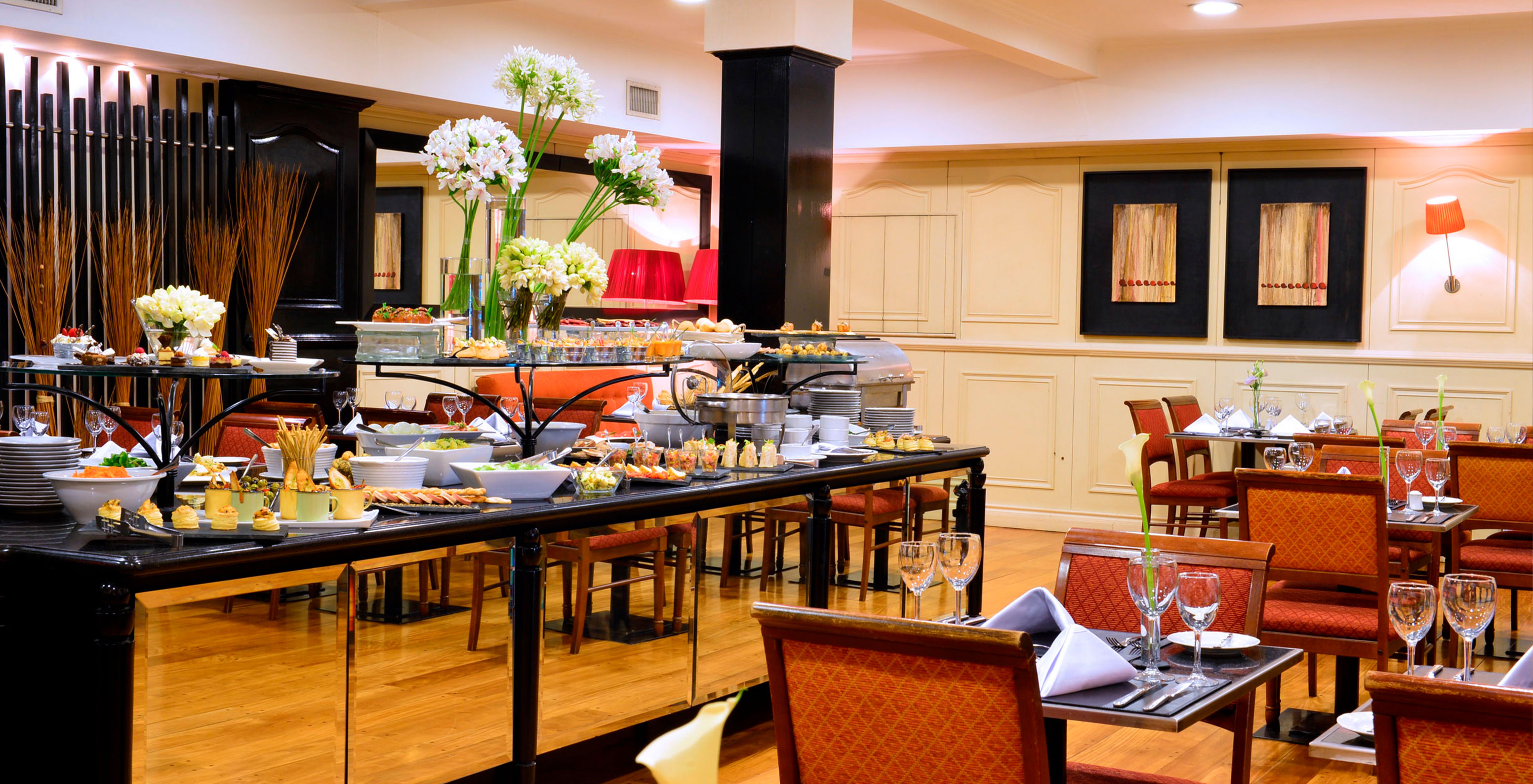 Pestana Buenos Aires, in the city center, has a restaurant with classic decor and various types of dishes