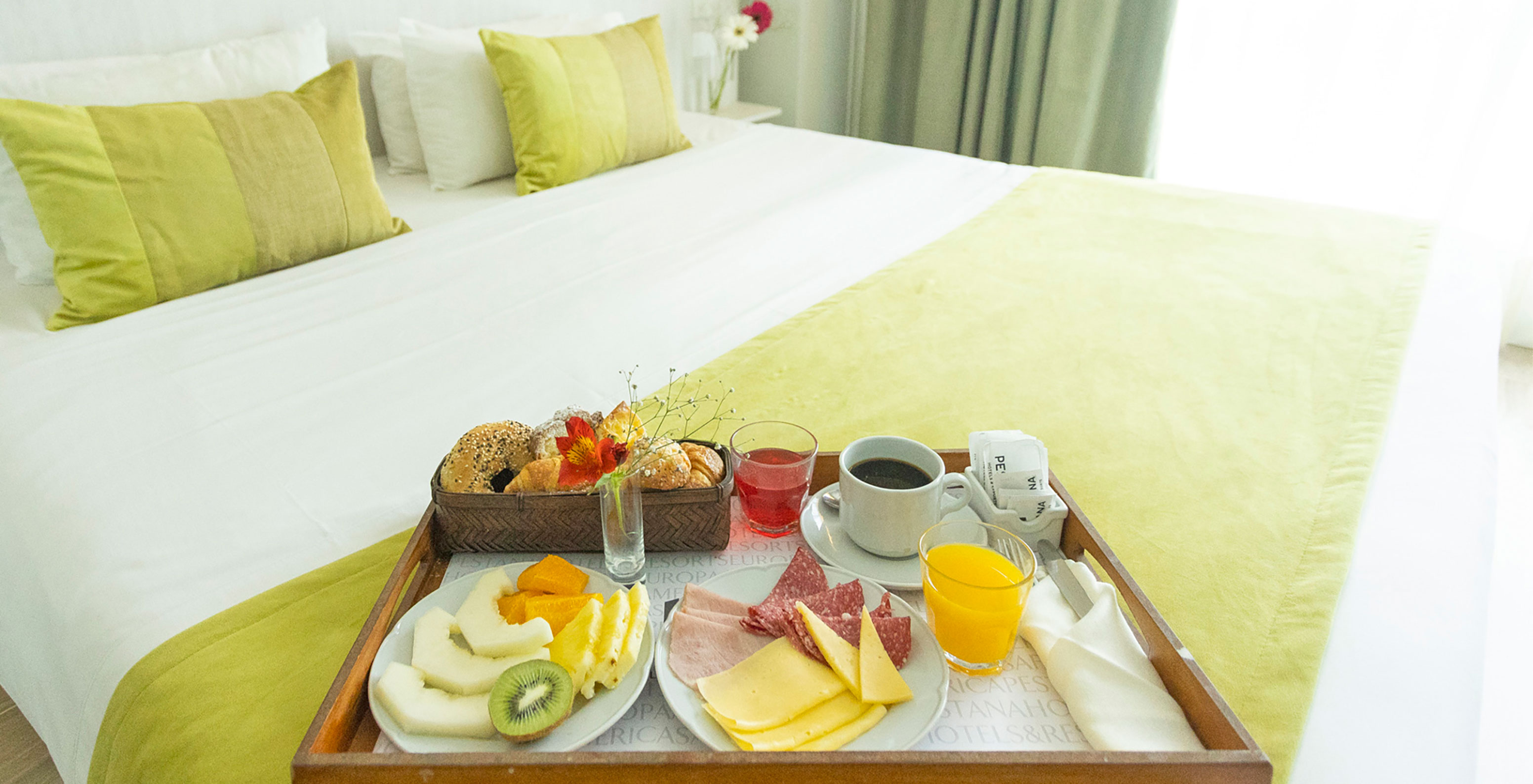 The Queen Executive Room at Pestana Buenos Aires has a double bed and the option for breakfast