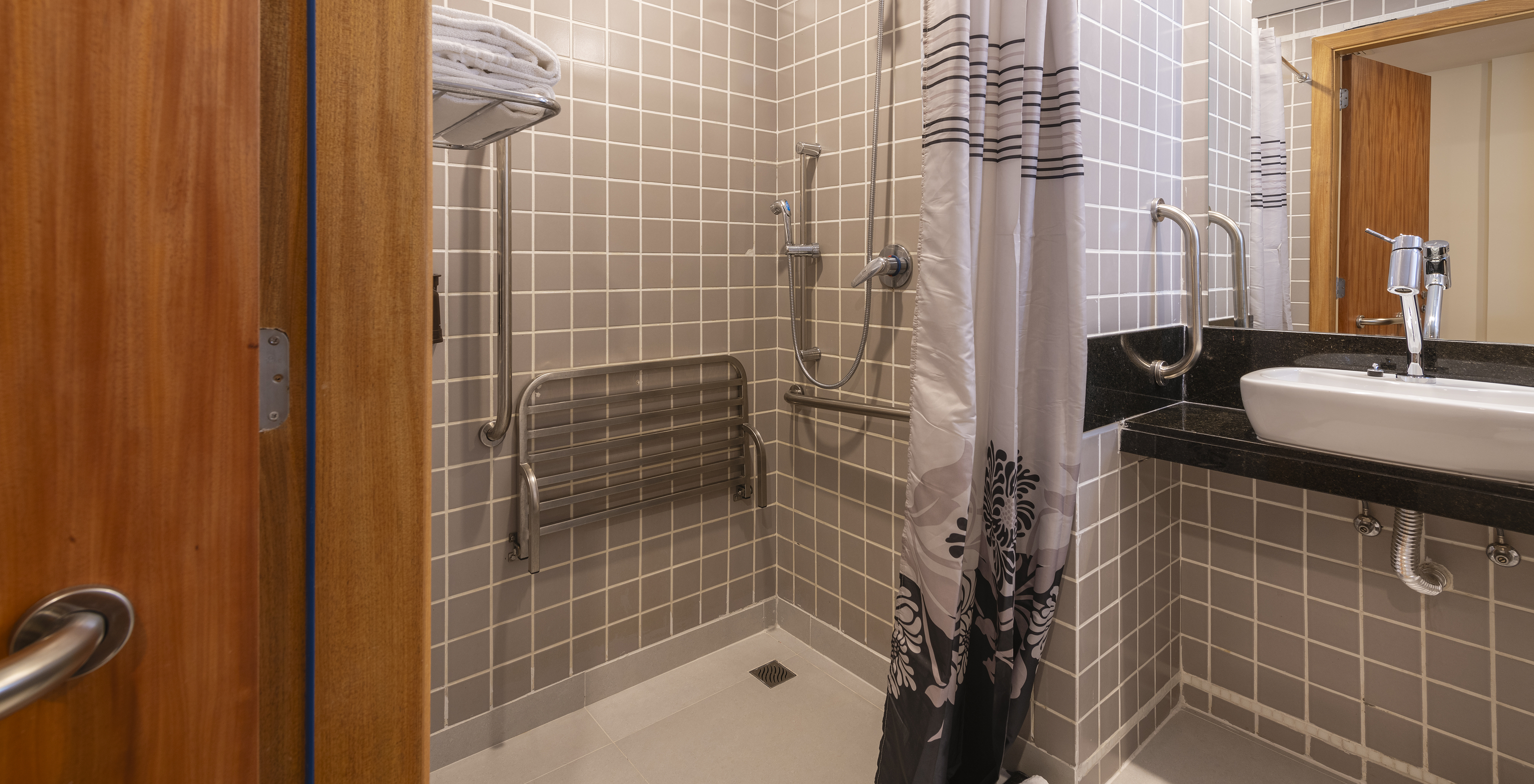 The Adapted Superior at Pestana Curitiba has a bathroom with a shower adapted for people with mobility issues