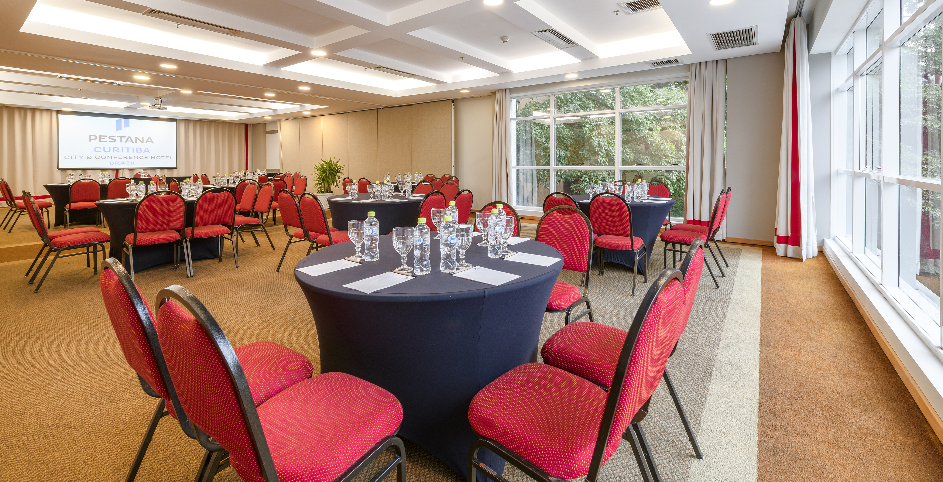 The Pestana Curitiba hotel near the Battel neighborhood has various meeting rooms with different arrangements