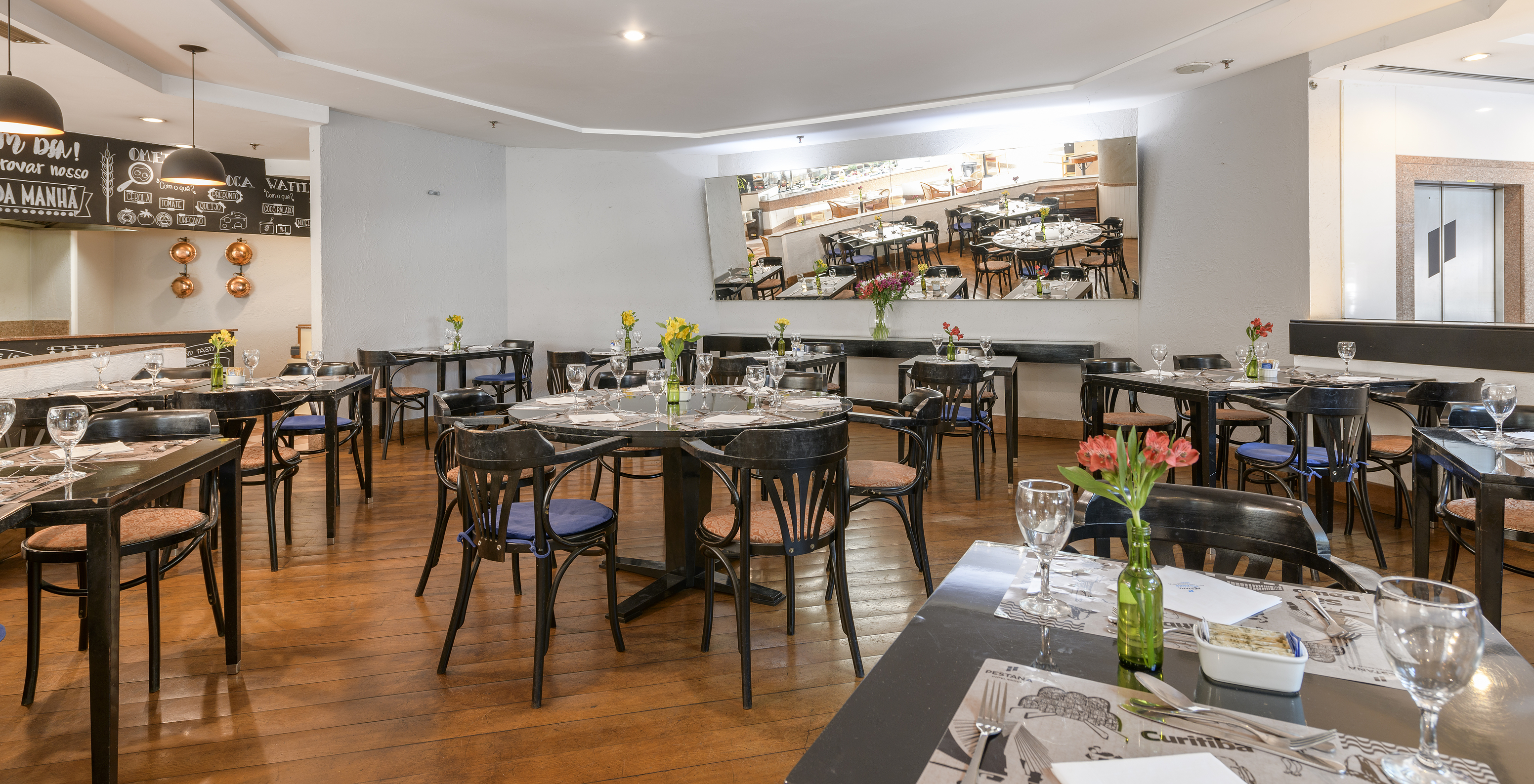 The Cais da Ribeira restaurant at the Hotel in central São Paulo is spacious with several tables for serving meals