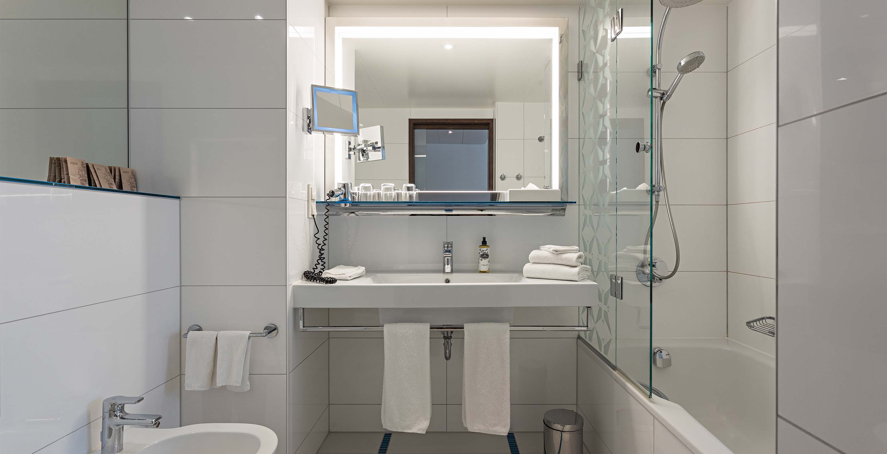 Deluxe High Floor room at Pestana Berlin Tiergarten has a bathroom with bathtub and shower, and a sink