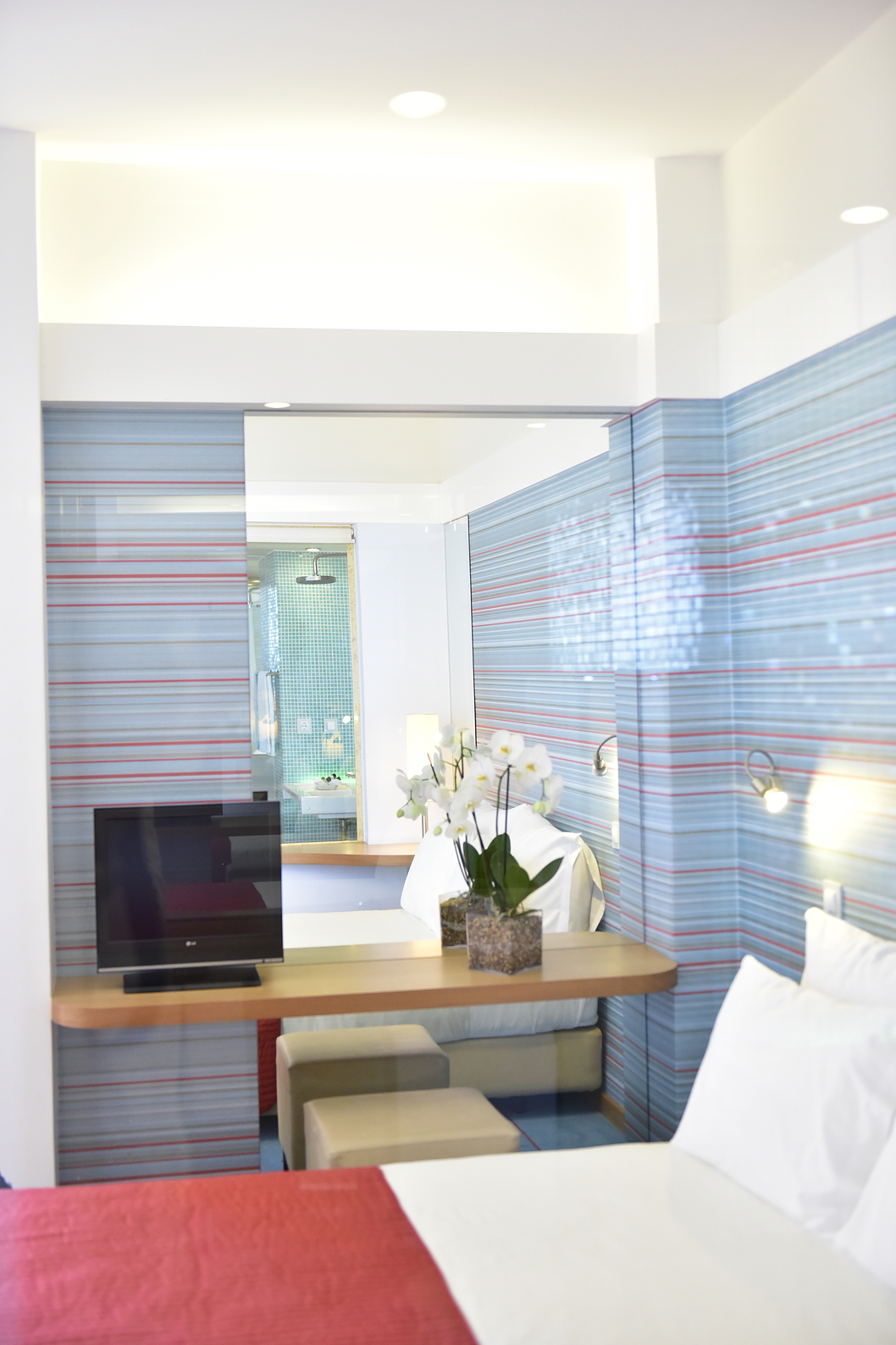 The Deluxe Garden View at Pestana Dom João II includes a double bed, a mirror, and a television